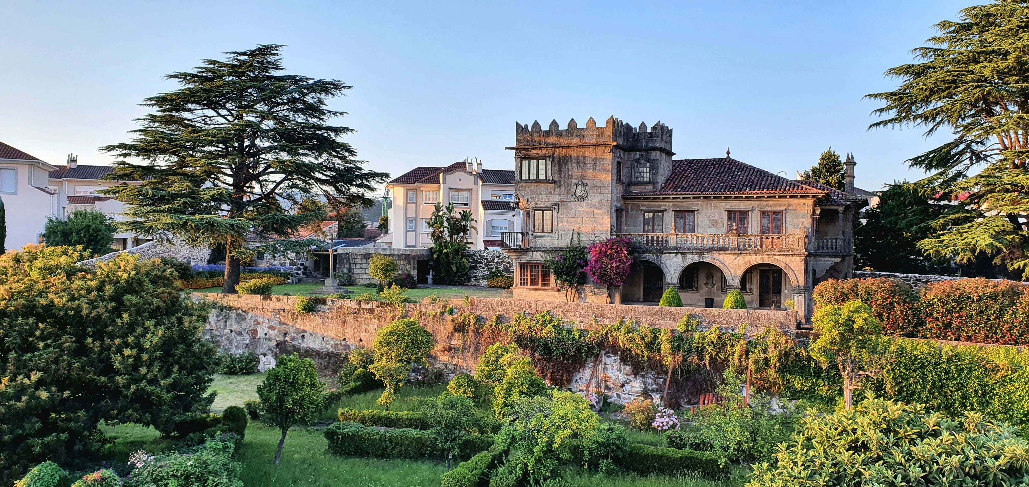 庭園と城のある美しい古い建物。
