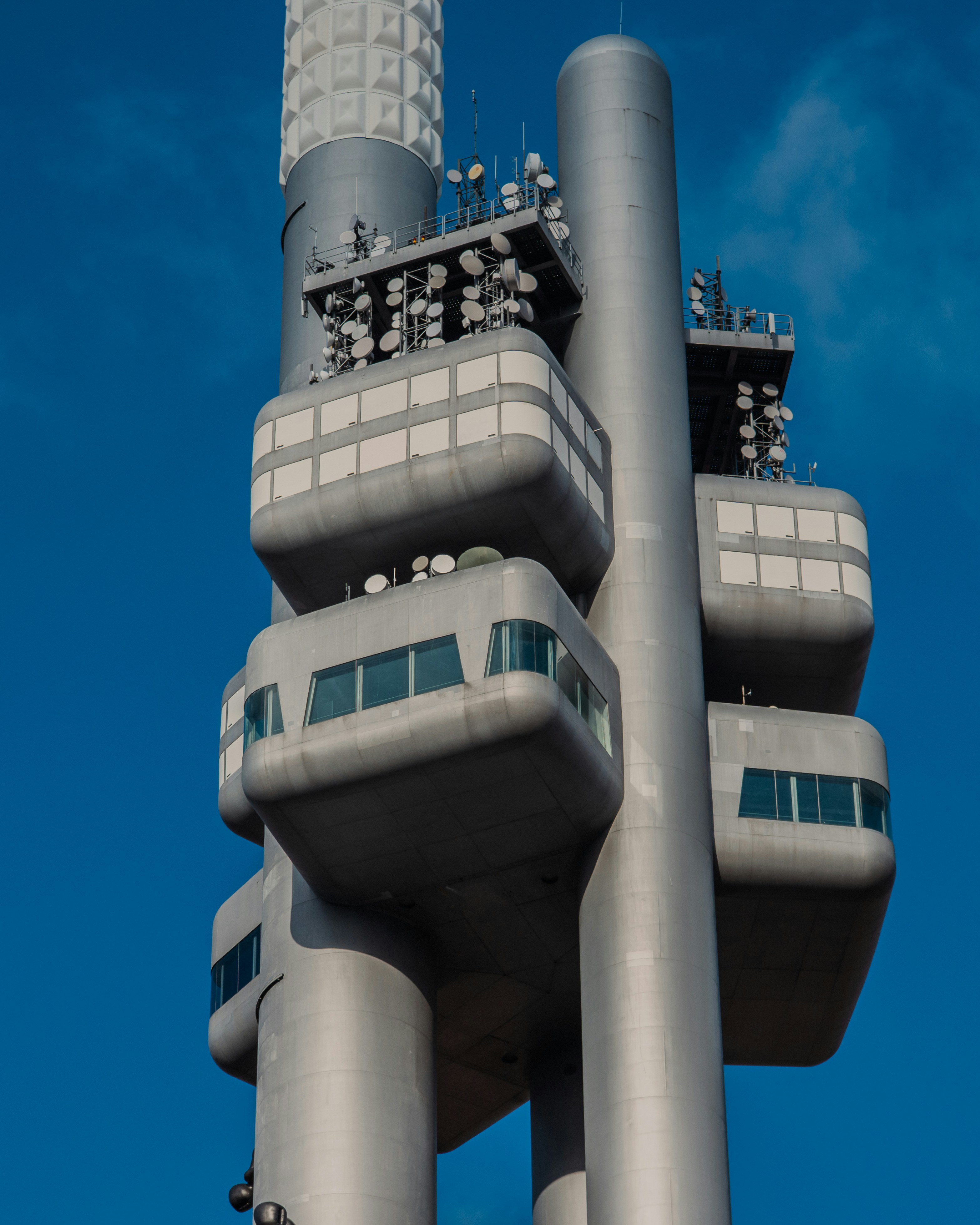 Ein moderner Turm ragt in den Himmel.