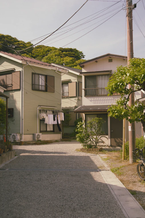 住宅街に建つ日本の一戸建て