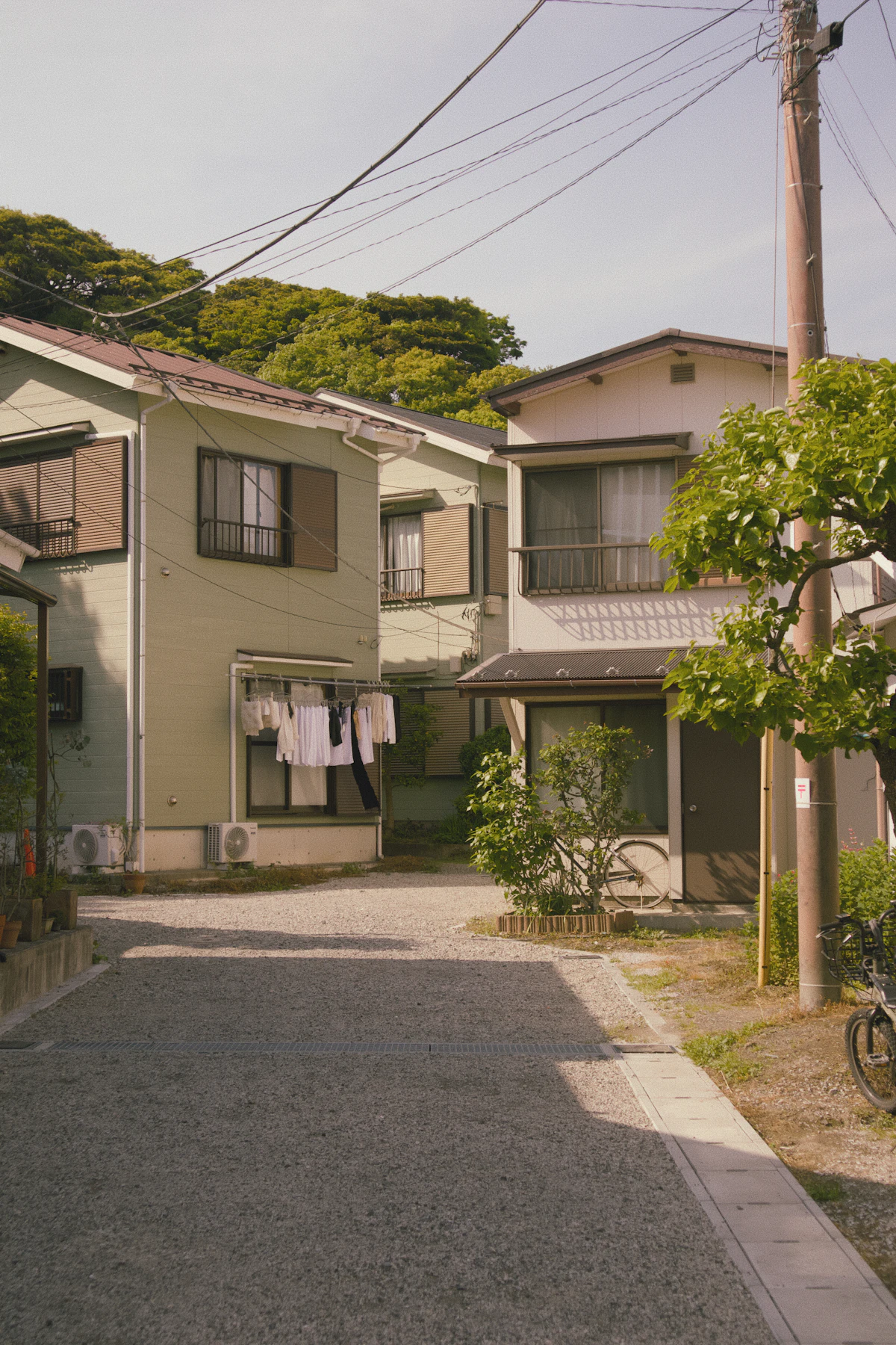 二階建ての住宅が並ぶ、日本の住宅地の路地