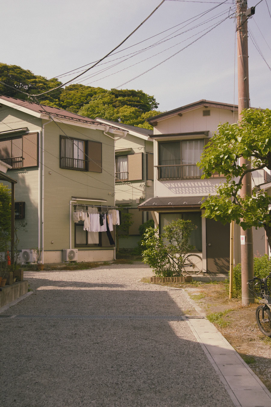 静かな住宅街の一角、日中の様子