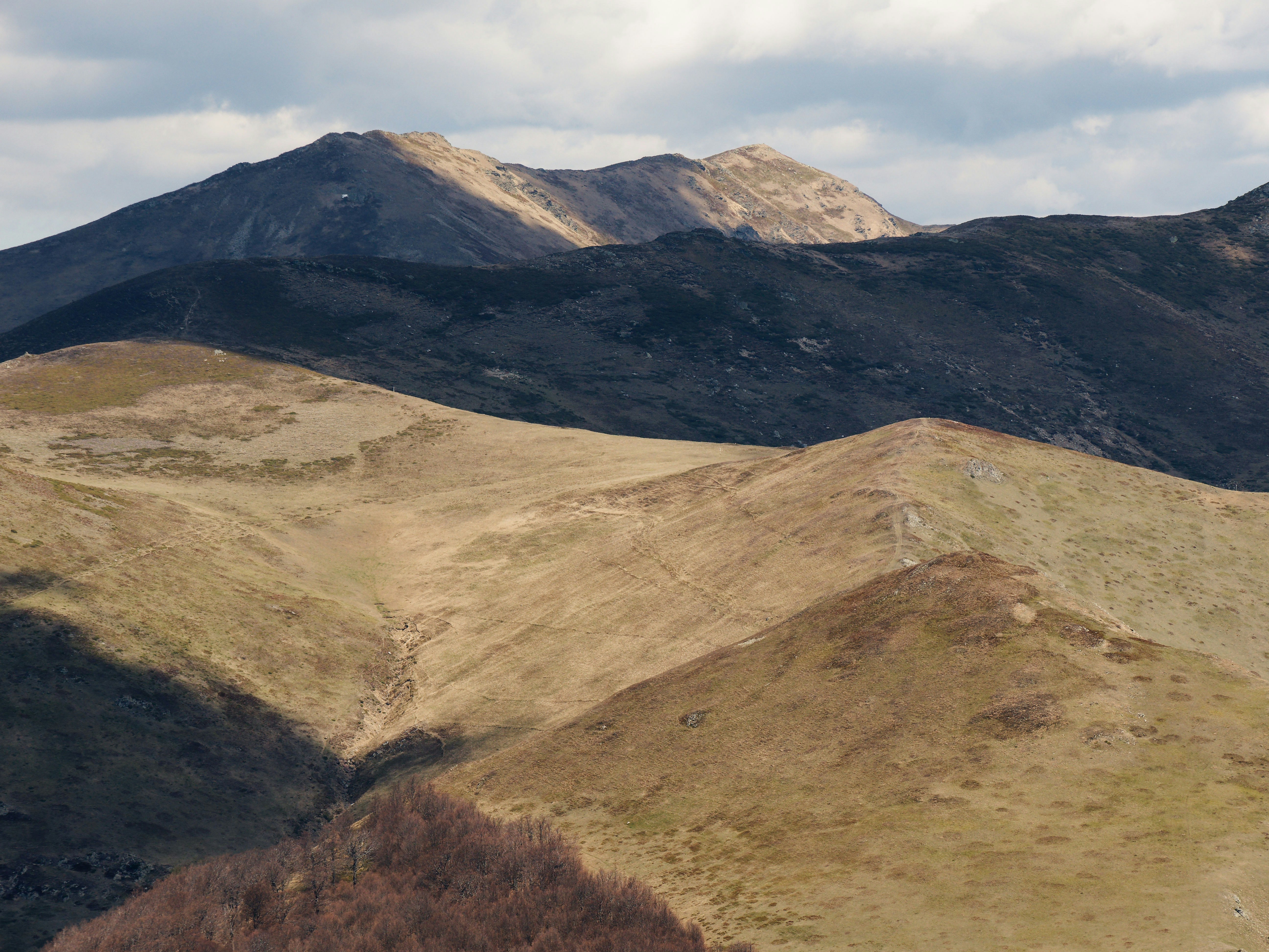 As montanhas se aquecem à luz do sol.