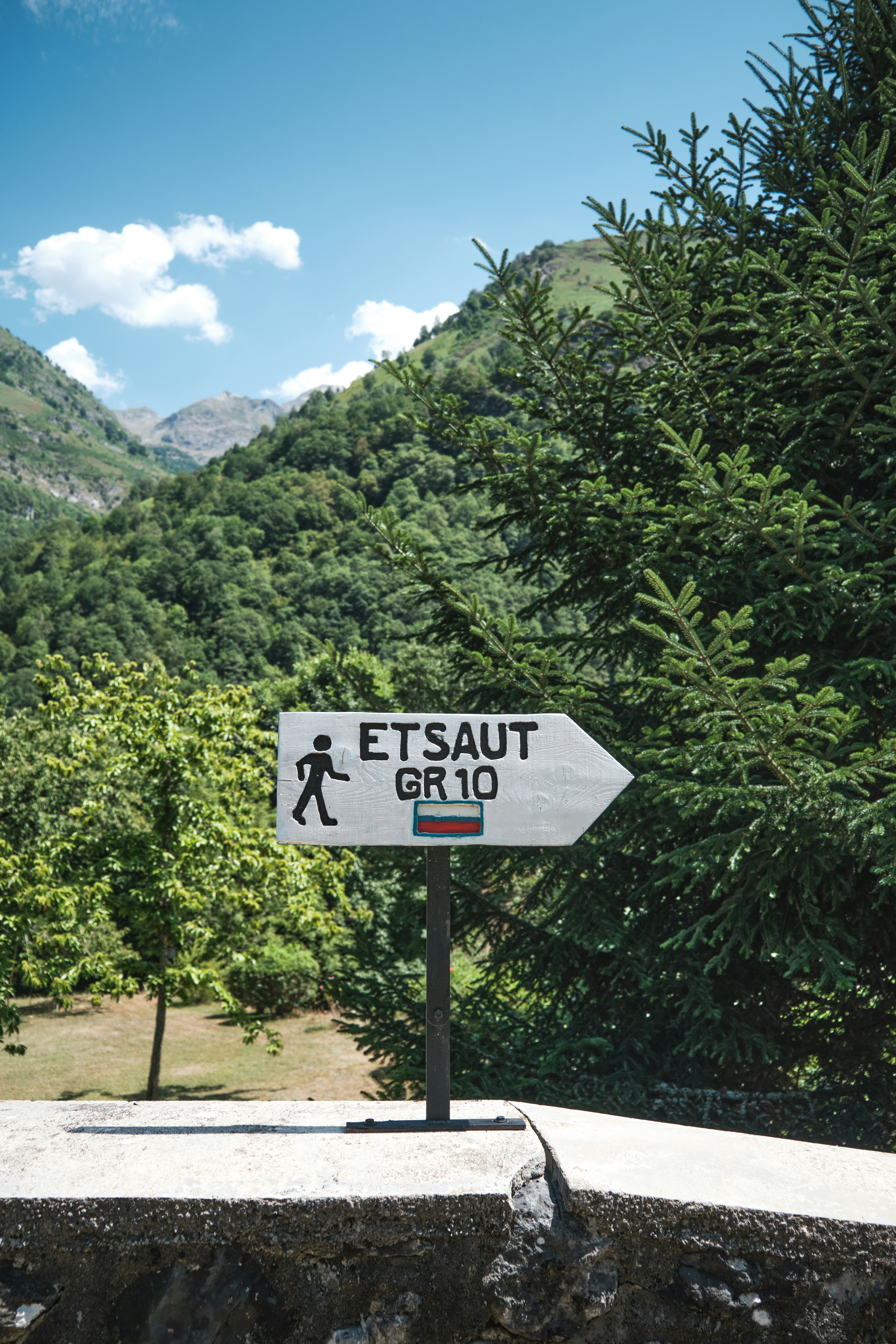 El cartel de la ruta de senderismo apunta hacia etsaut.