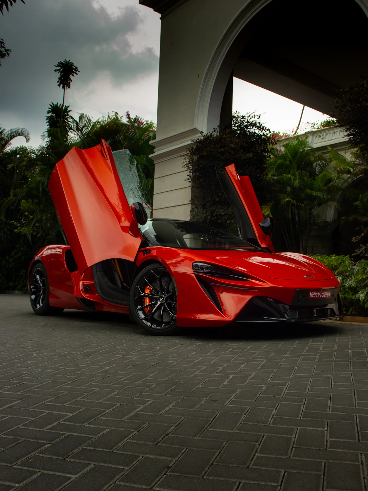 McLaren rojo con las puertas abiertas