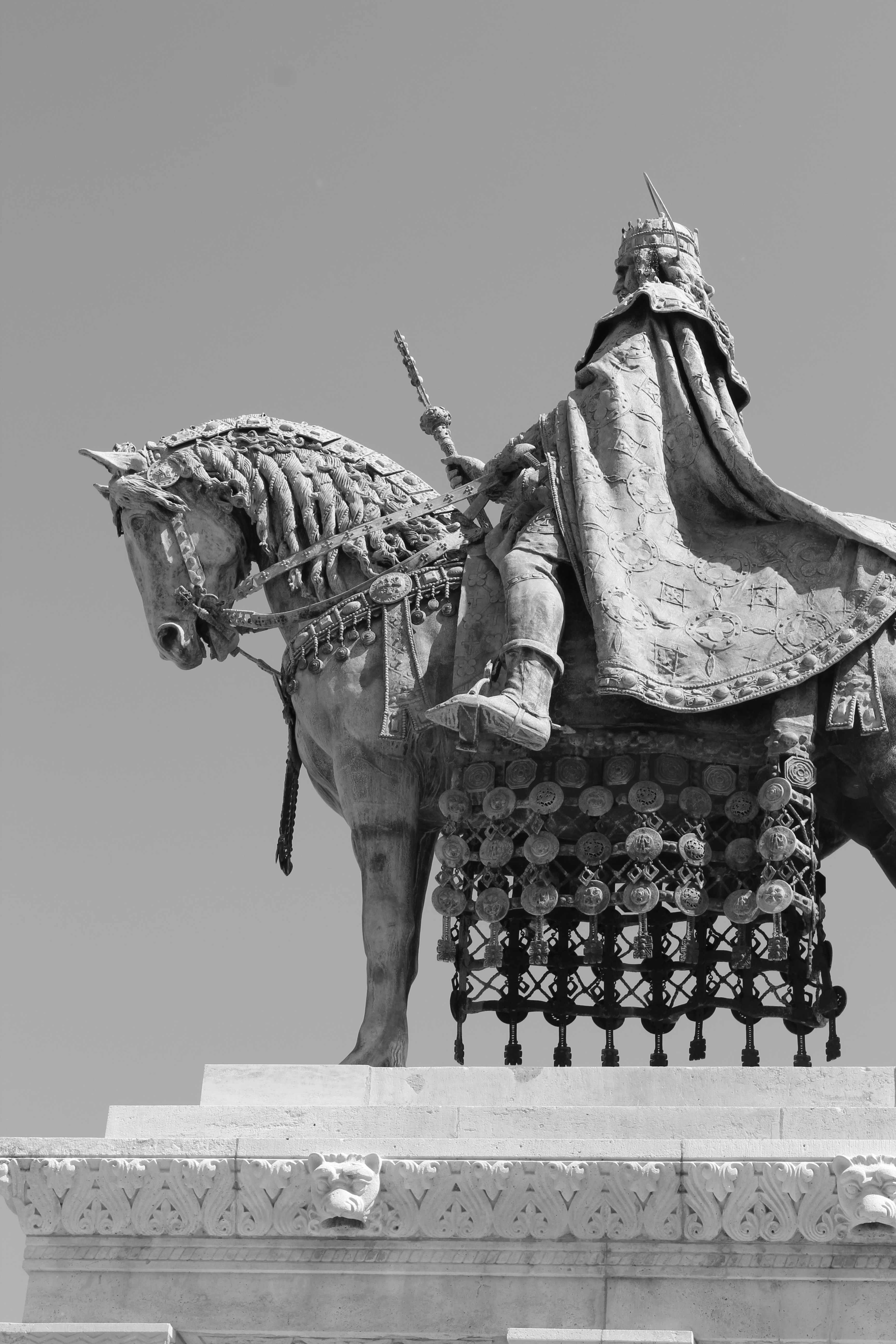 Una estatua de un rey a caballo.