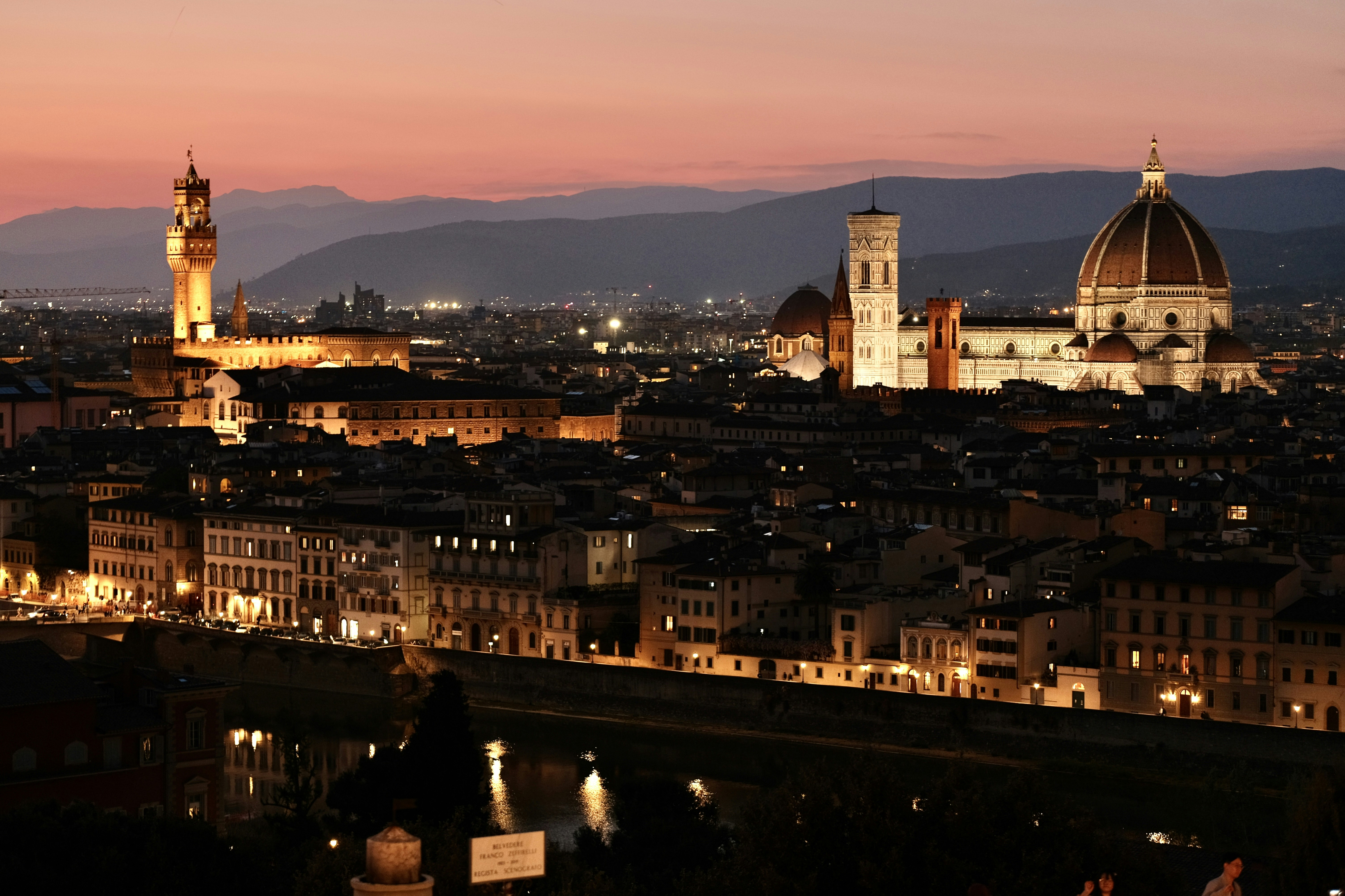 Florencia, italia al atardecer con edificios iluminados. foto – Imagen de  Viajar gratuita en Unsplash, image size:3000x2000