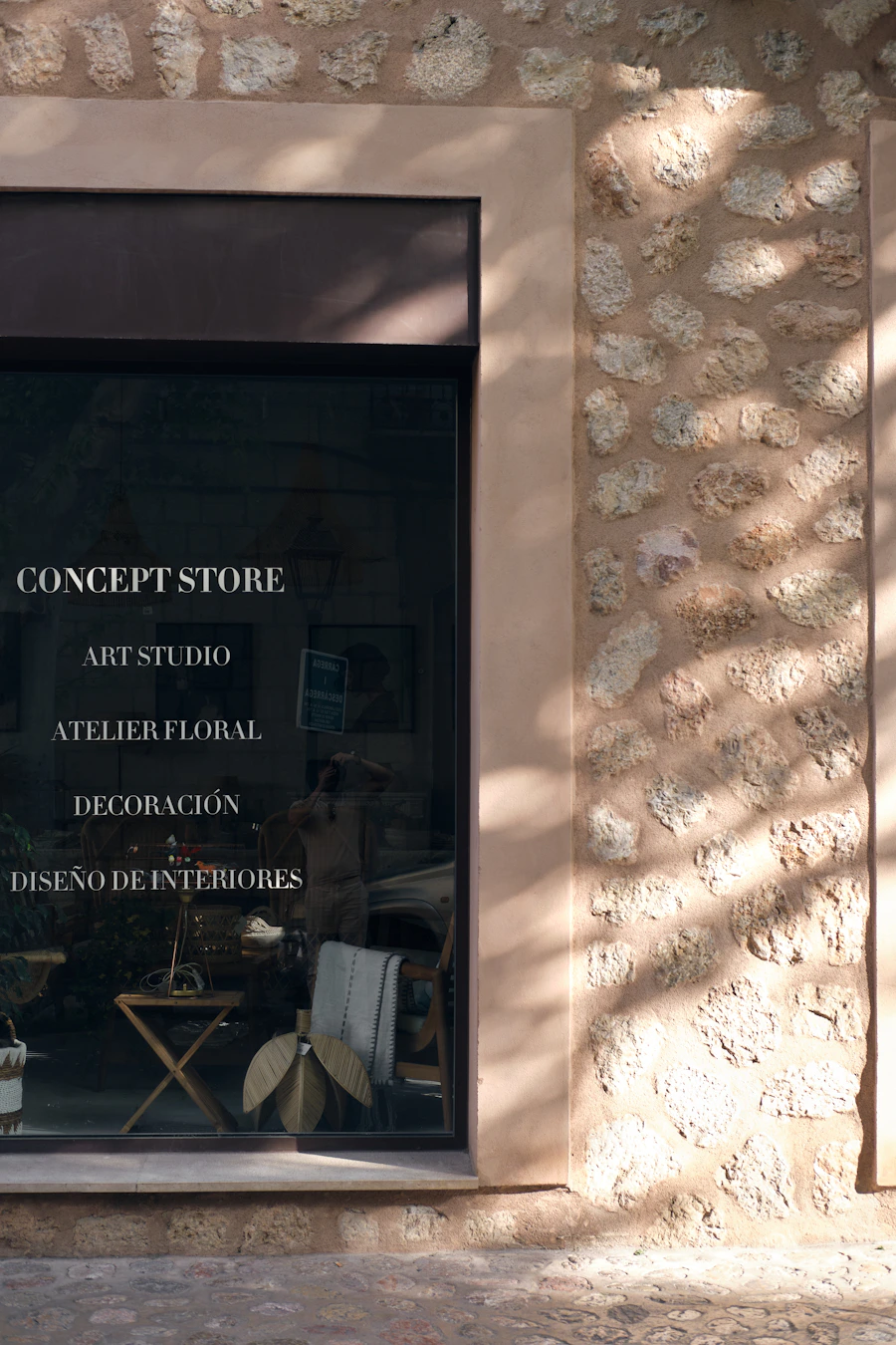 Fachada de concept store, referencia realista para PULPA