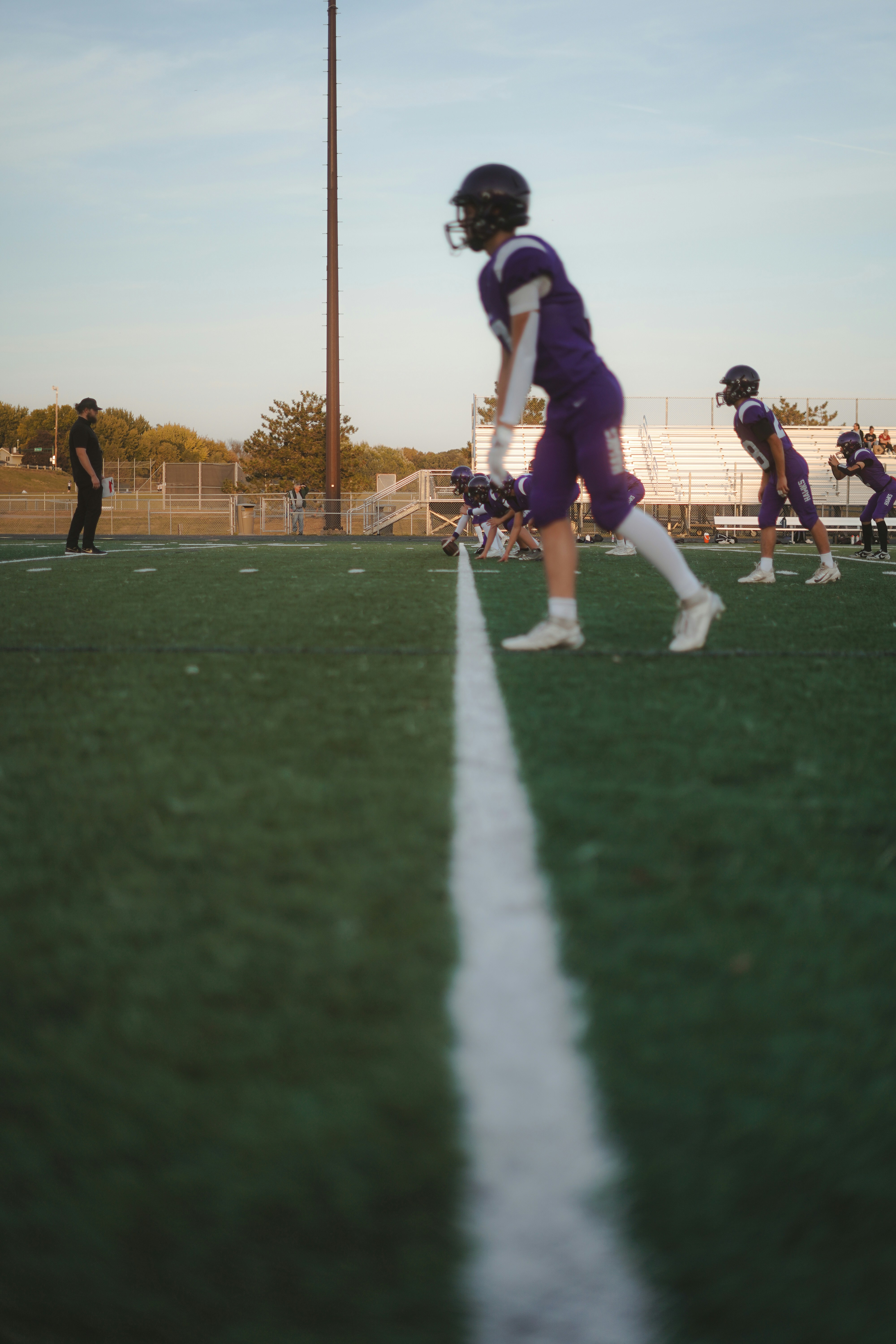 Los jugadores de fútbol están entrenando en un campo verde.