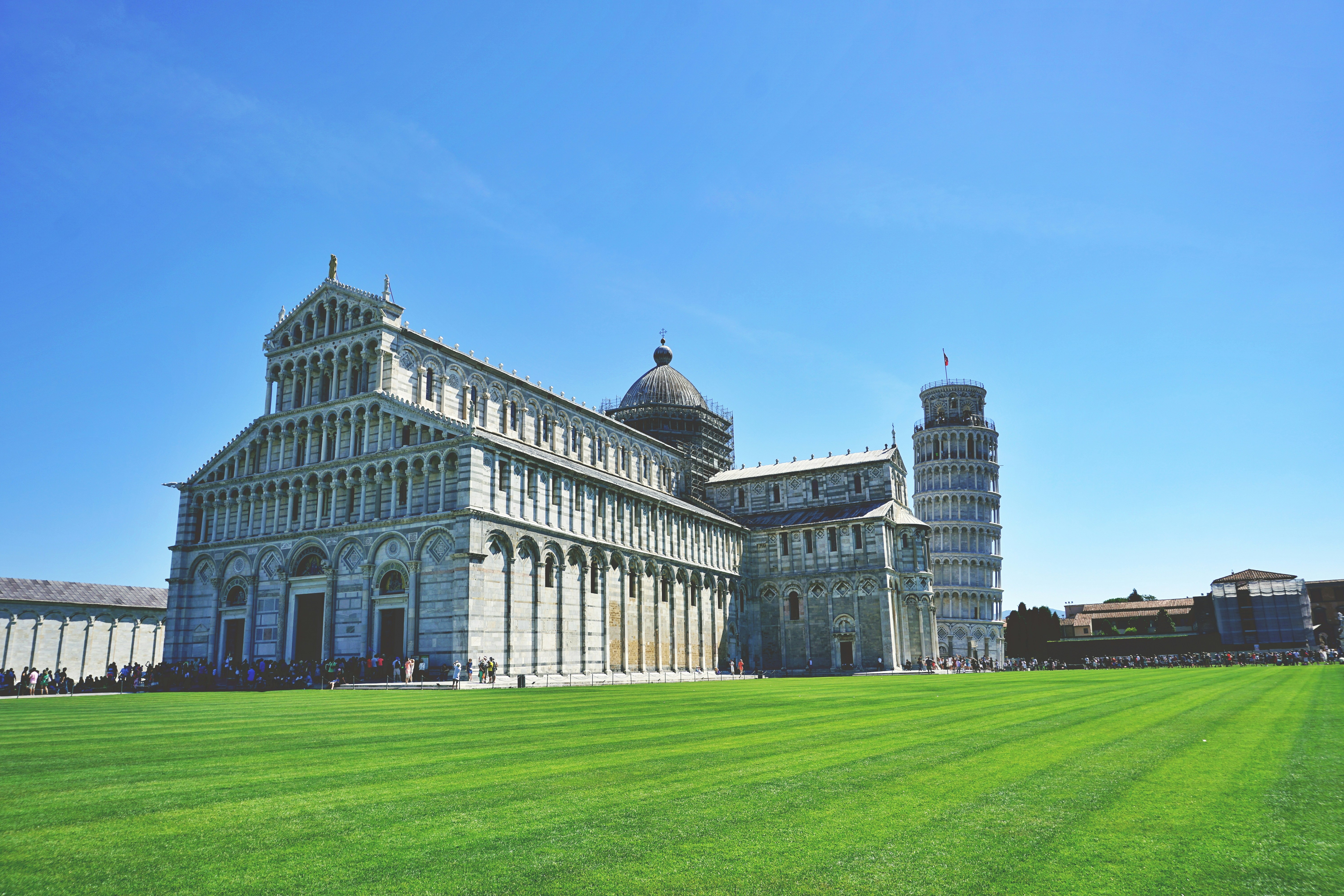 The leaning tower of pisa and adjacent buildings.