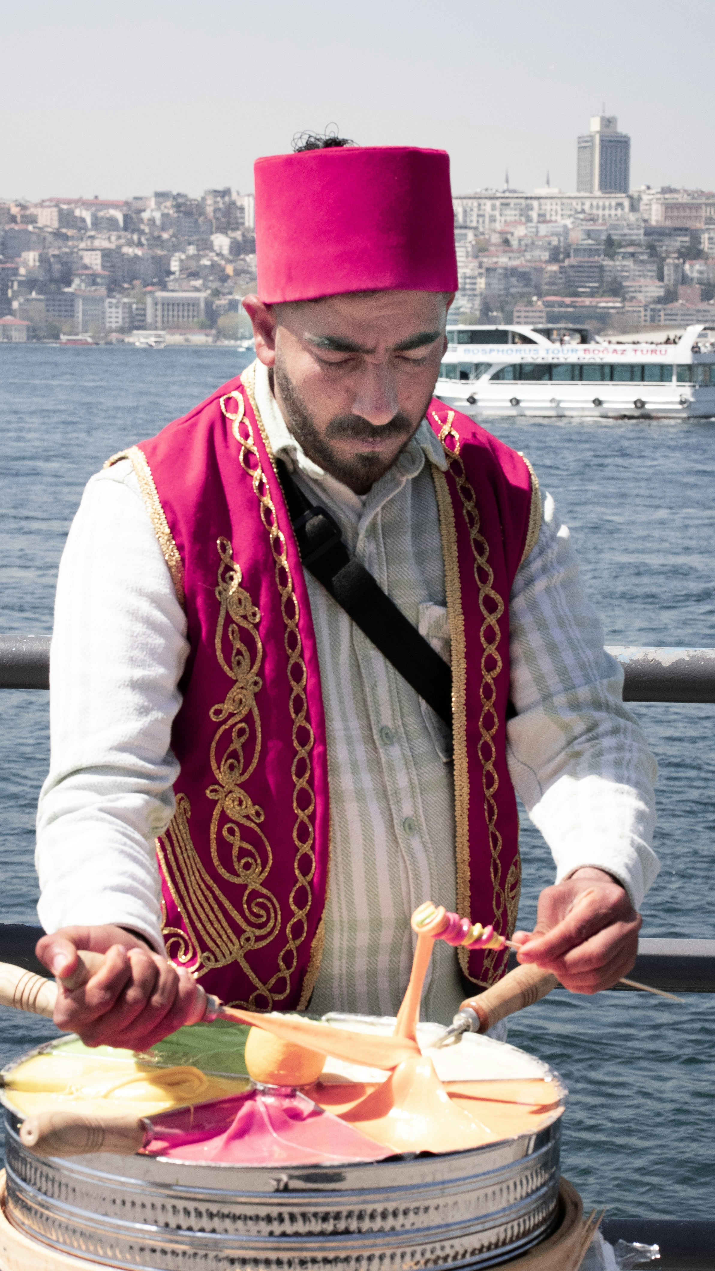 Geleneksel Türk dondurması hazırlanışı