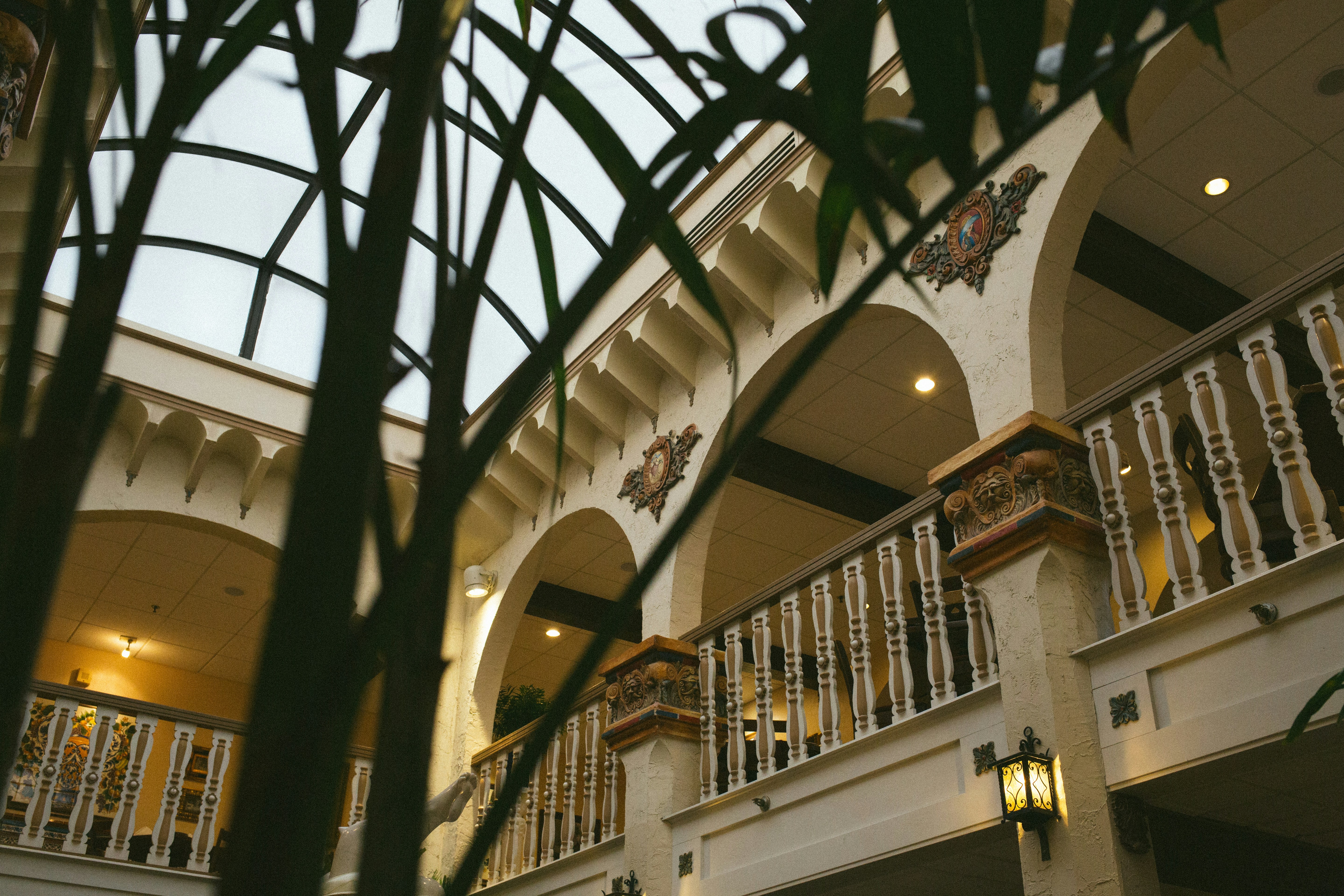 Un elegante edificio con arcos arquitectónicos y balcones.
