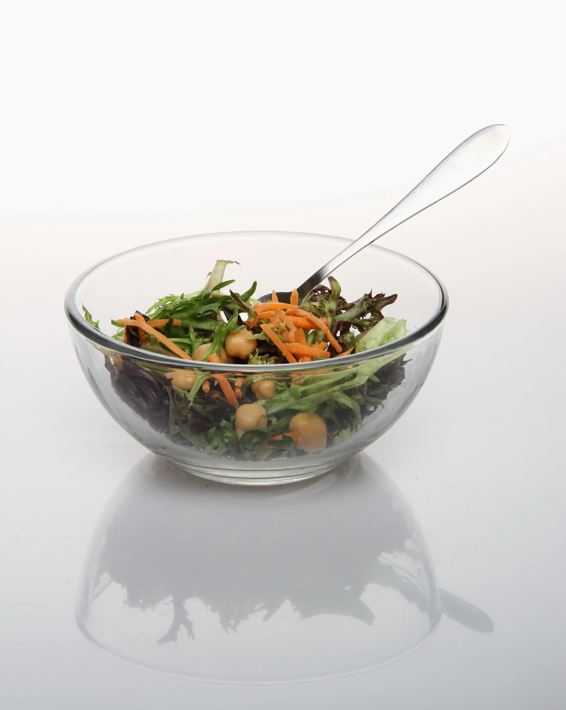 Colourful salad with chickpeas and vegetables