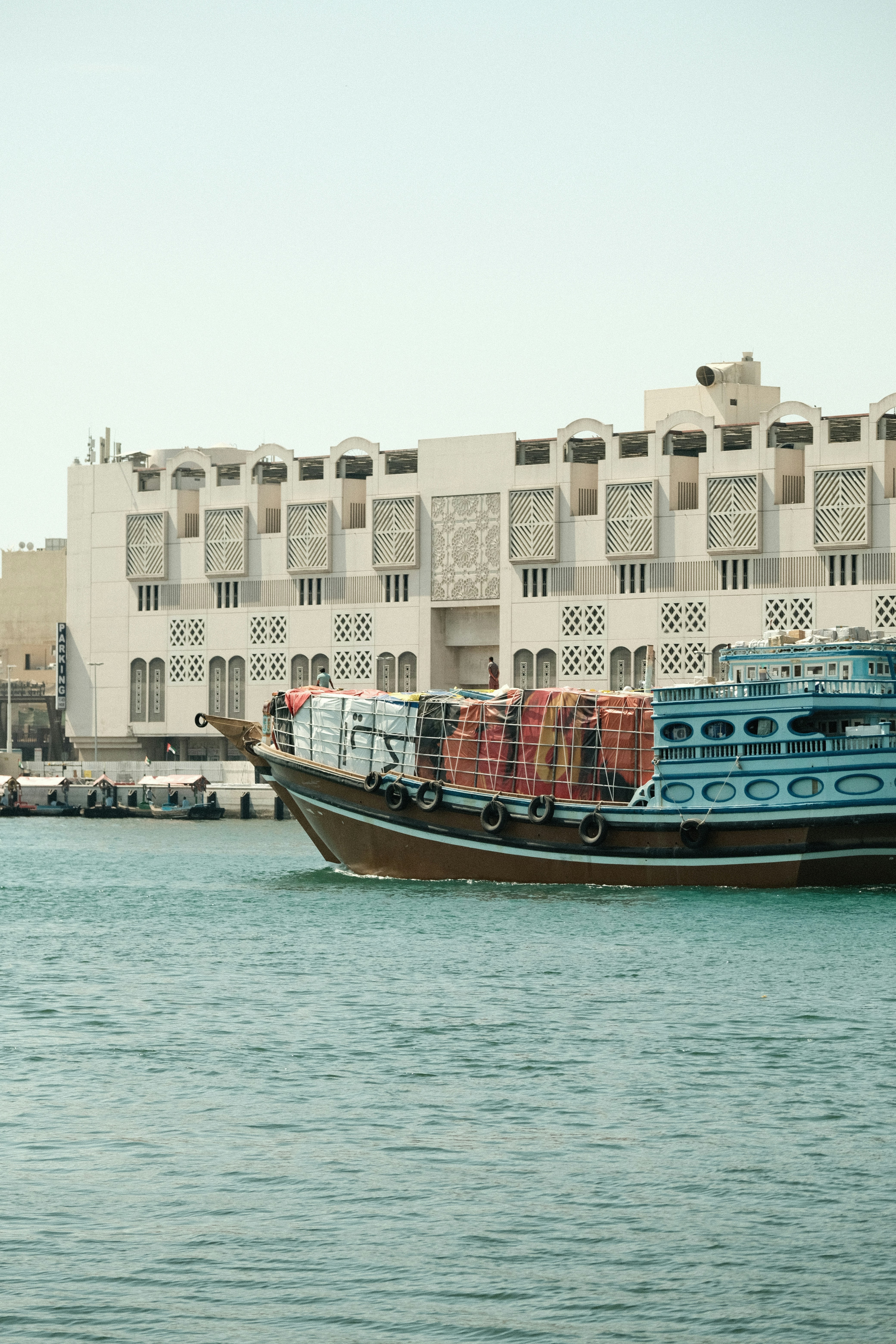 Un barco dhow navega sobre el agua.