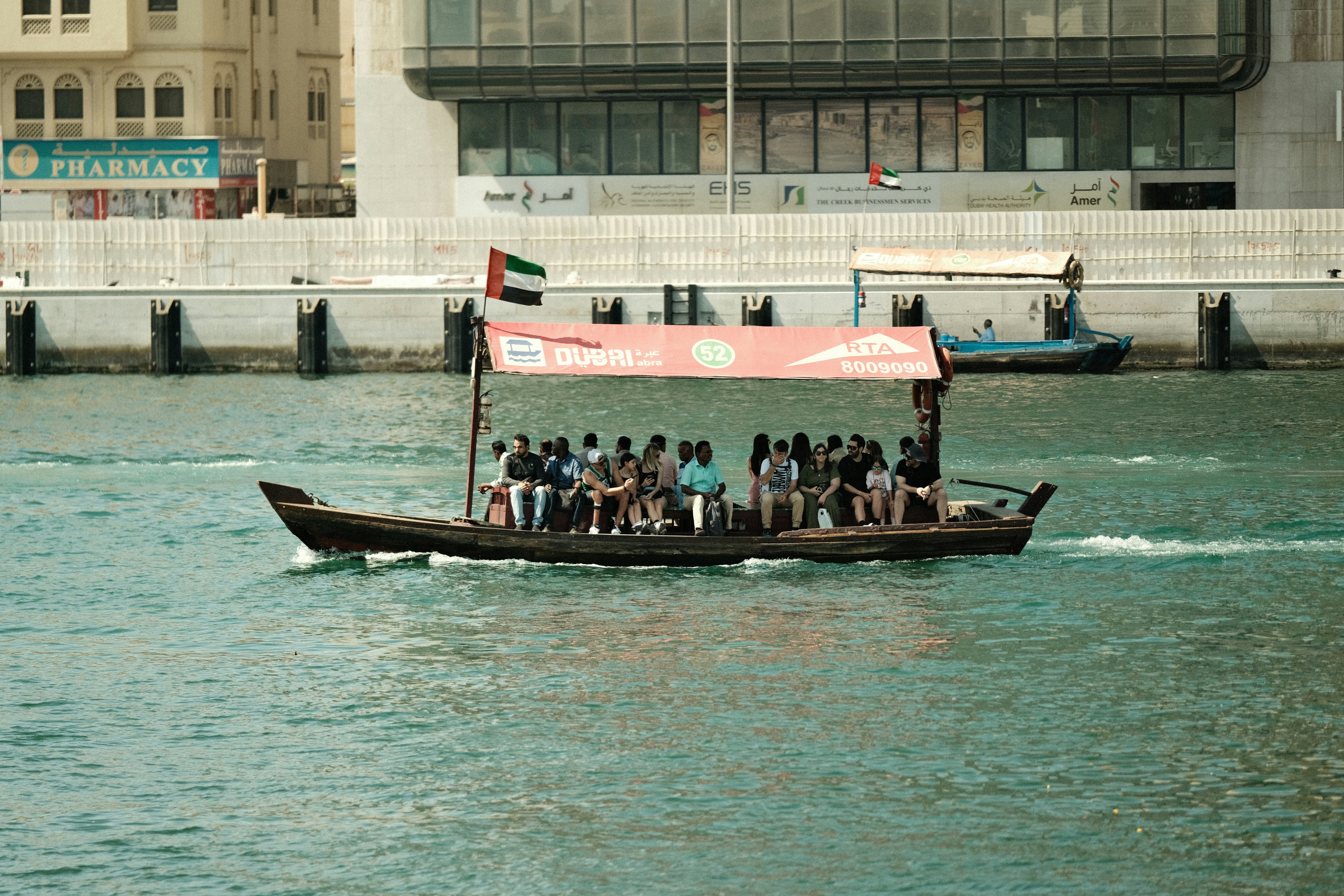 Un barco abarrotado navega sobre una masa de agua.