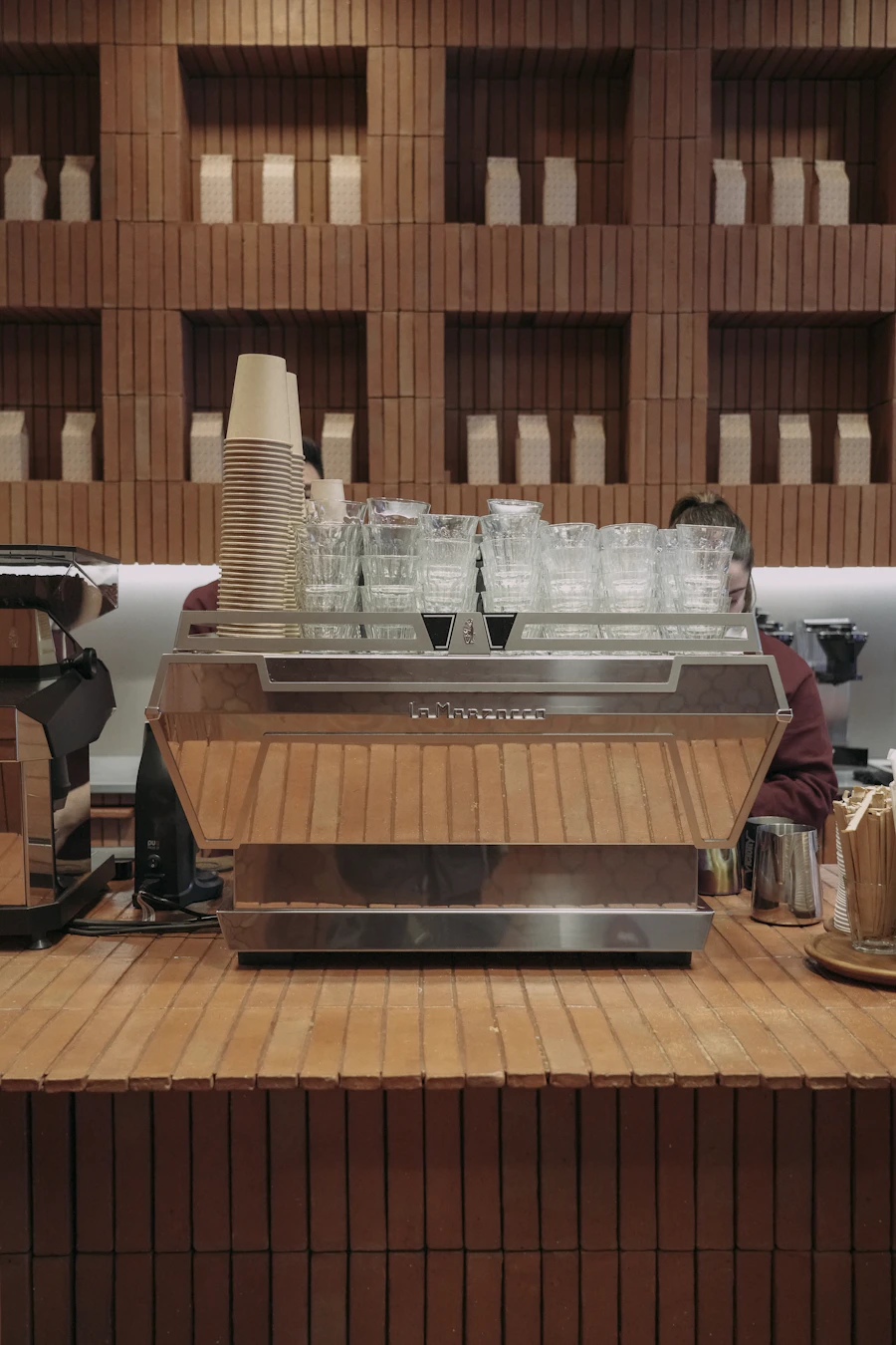 Barra de cafetería con equipo profesional