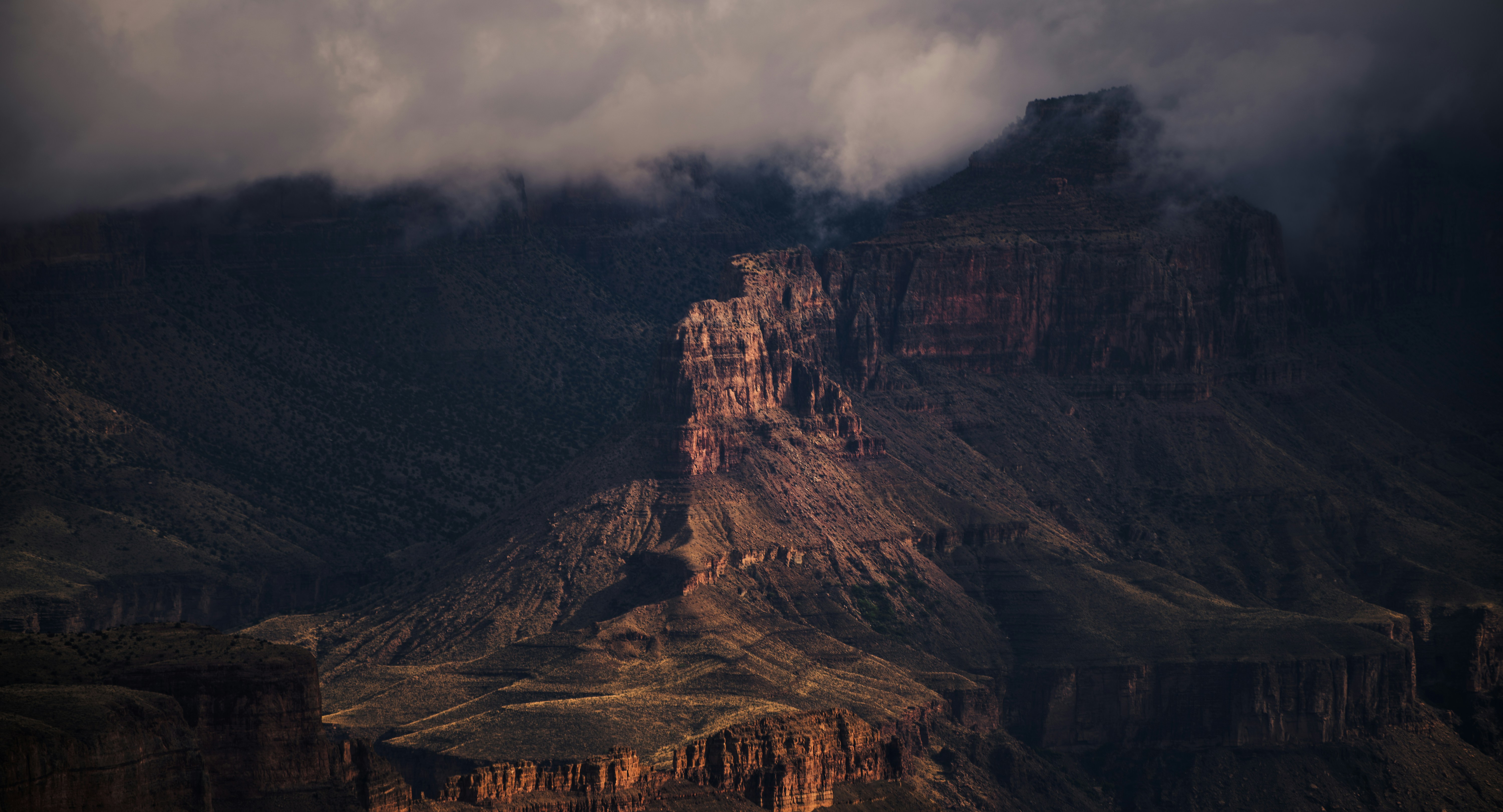 《沙丘3》預告解析：保羅黑化背後，影像創作者如何從史詩級場景捕捉創作靈感？：打造《沙丘》風格：科幻史詩場景的佈光與構圖心法