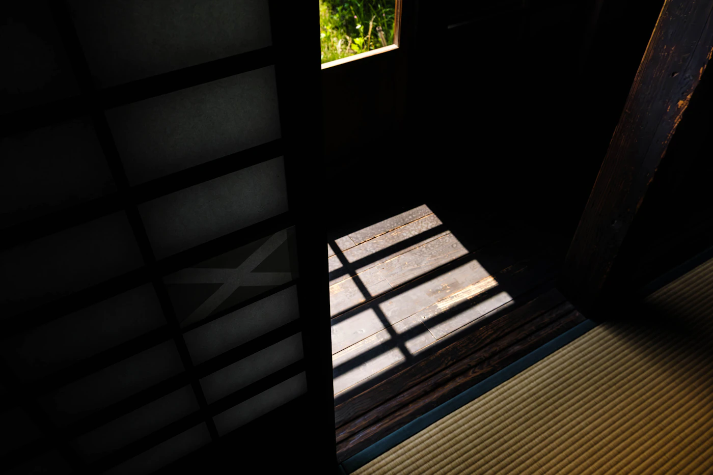 Luz entrando en una habitación oscura