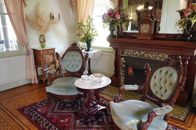 Historisches Wohnzimmer mit antiken Sesseln