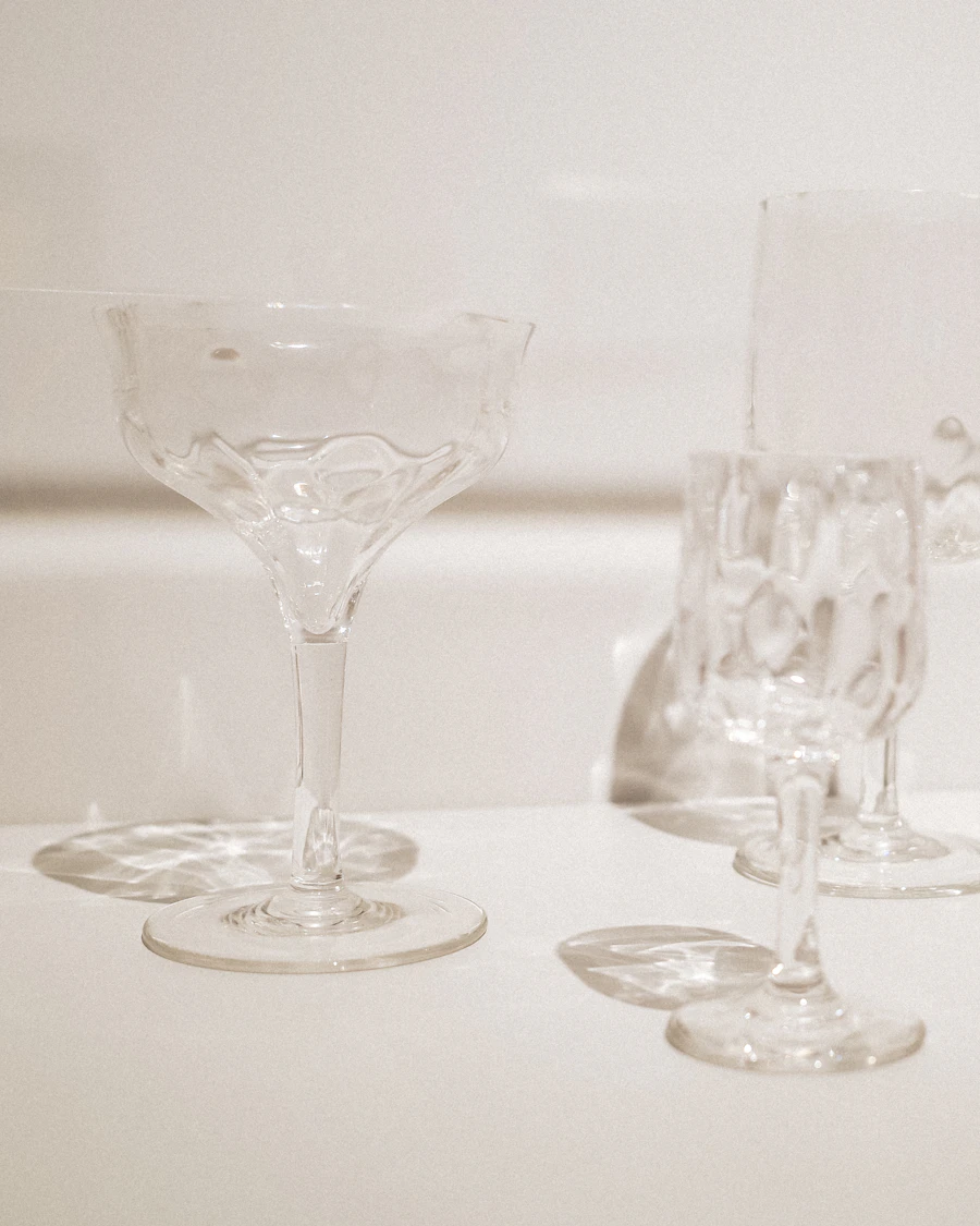 Copas coupé de cristal sobre superficie marfil