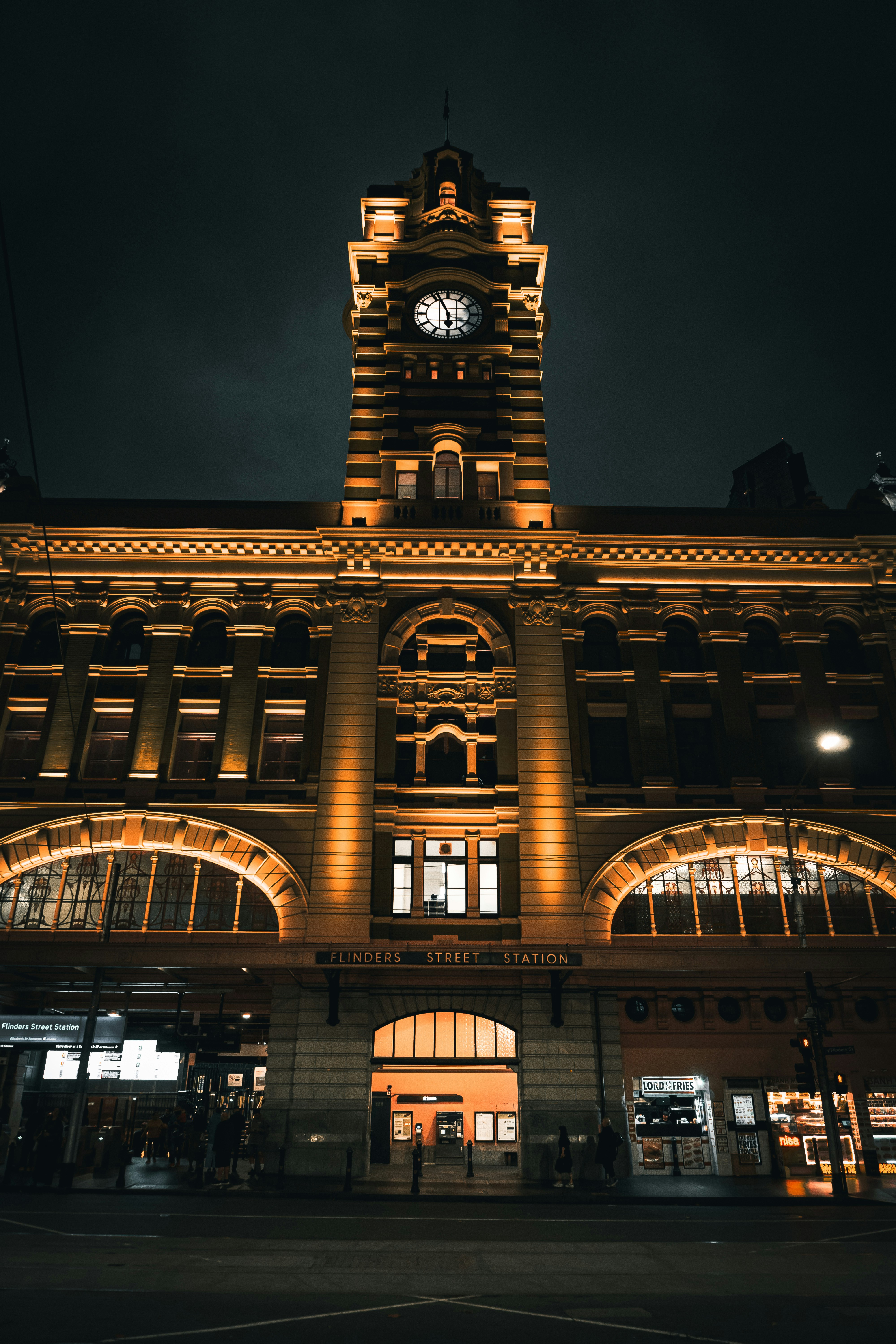 Bahnhof Flinders Street bei Nacht, schön beleuchtet.