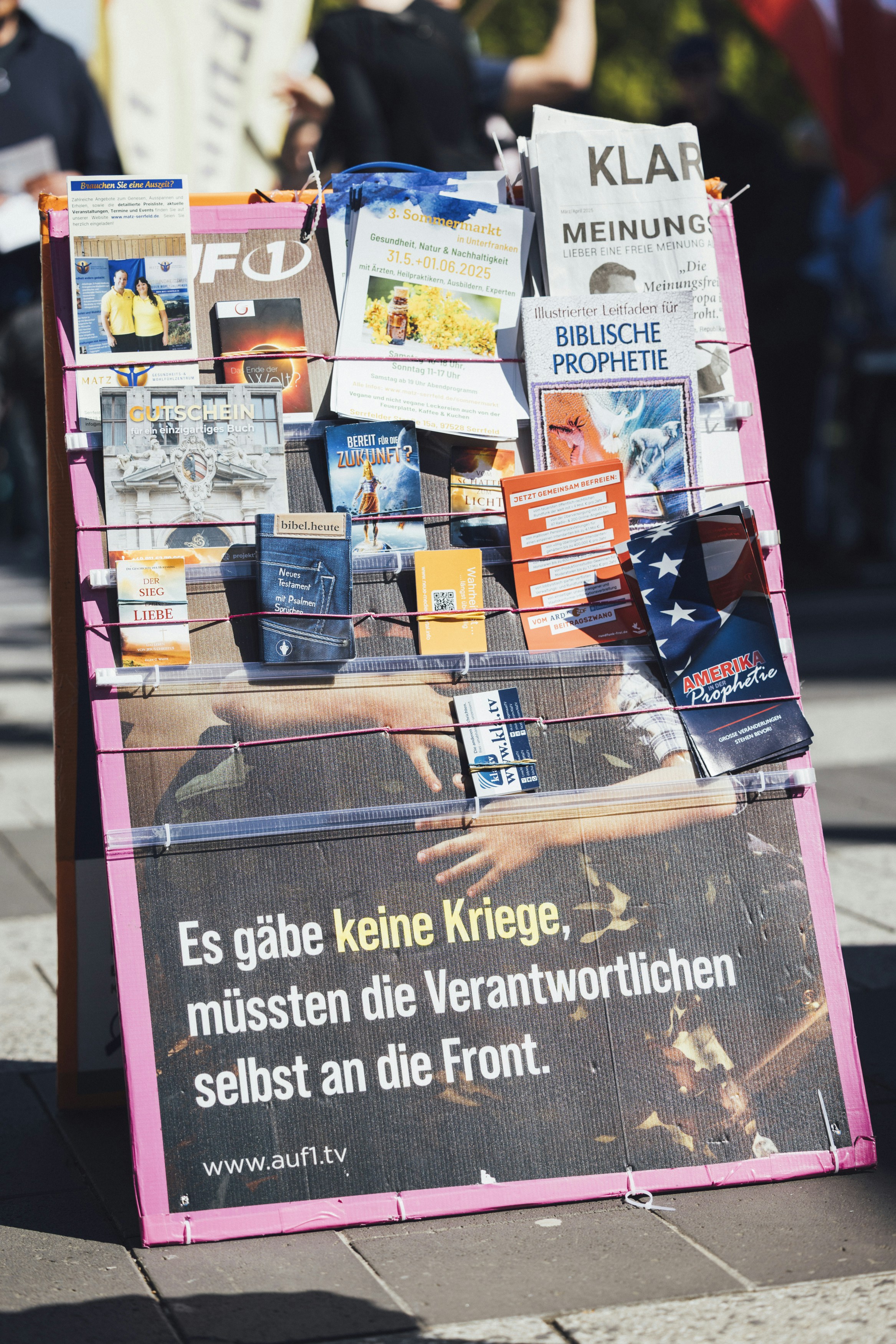 A display with information and the german text.