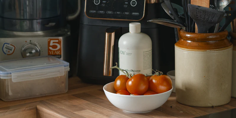 Electrodomésticos sobre la encimera de una cocina