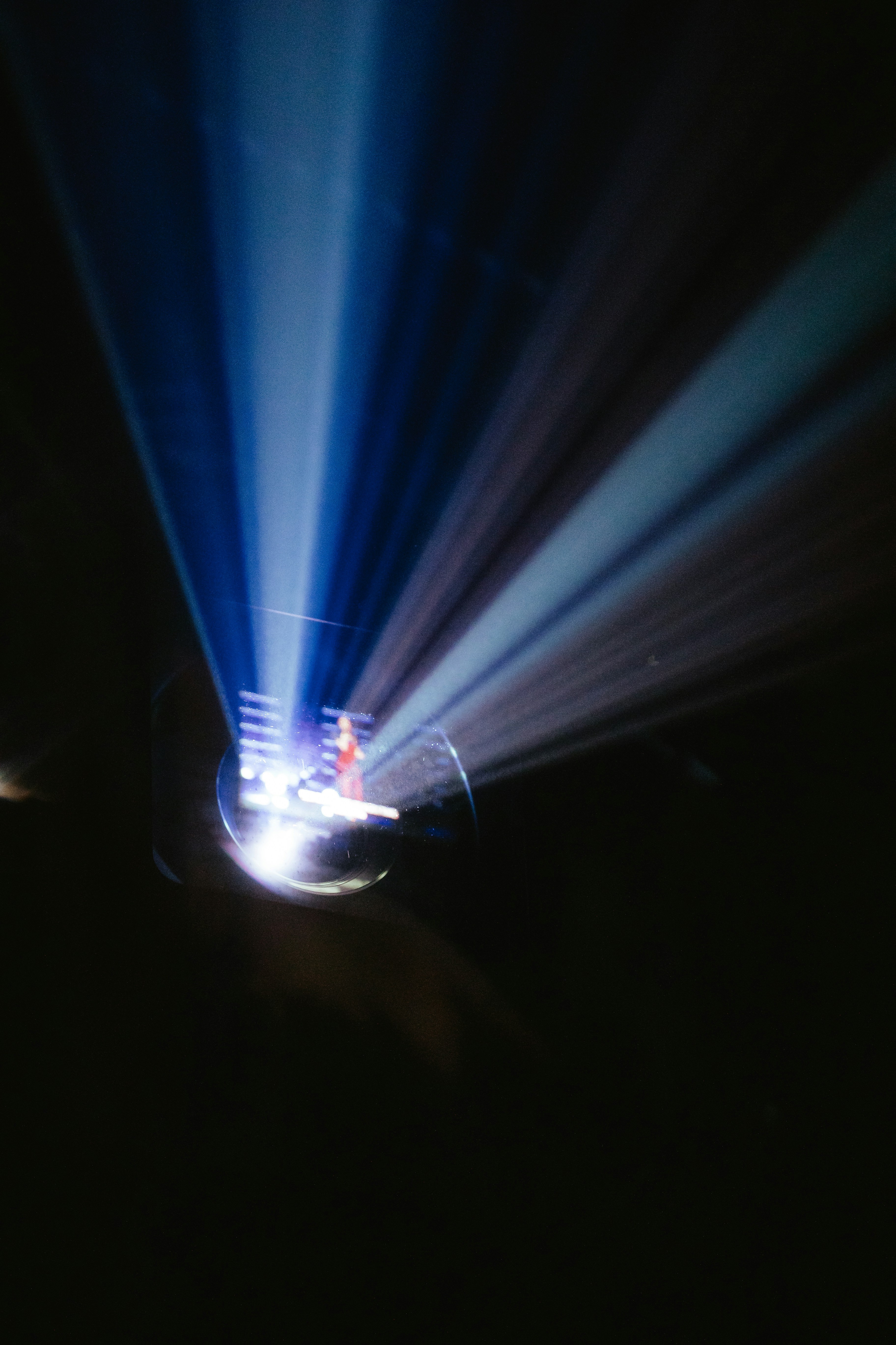 Um feixe de luz brilhante brilha de cima.