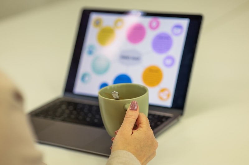 コーヒーを飲みながらPC前で考える人