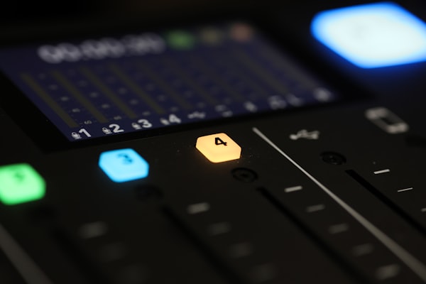 オーディオミキサーのコントロールパネル(2026年2月現在)