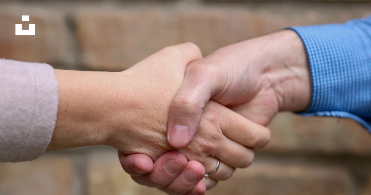 Zwei Personen schütteln sich die Hände. Foto – Kostenloses Bild zum ...