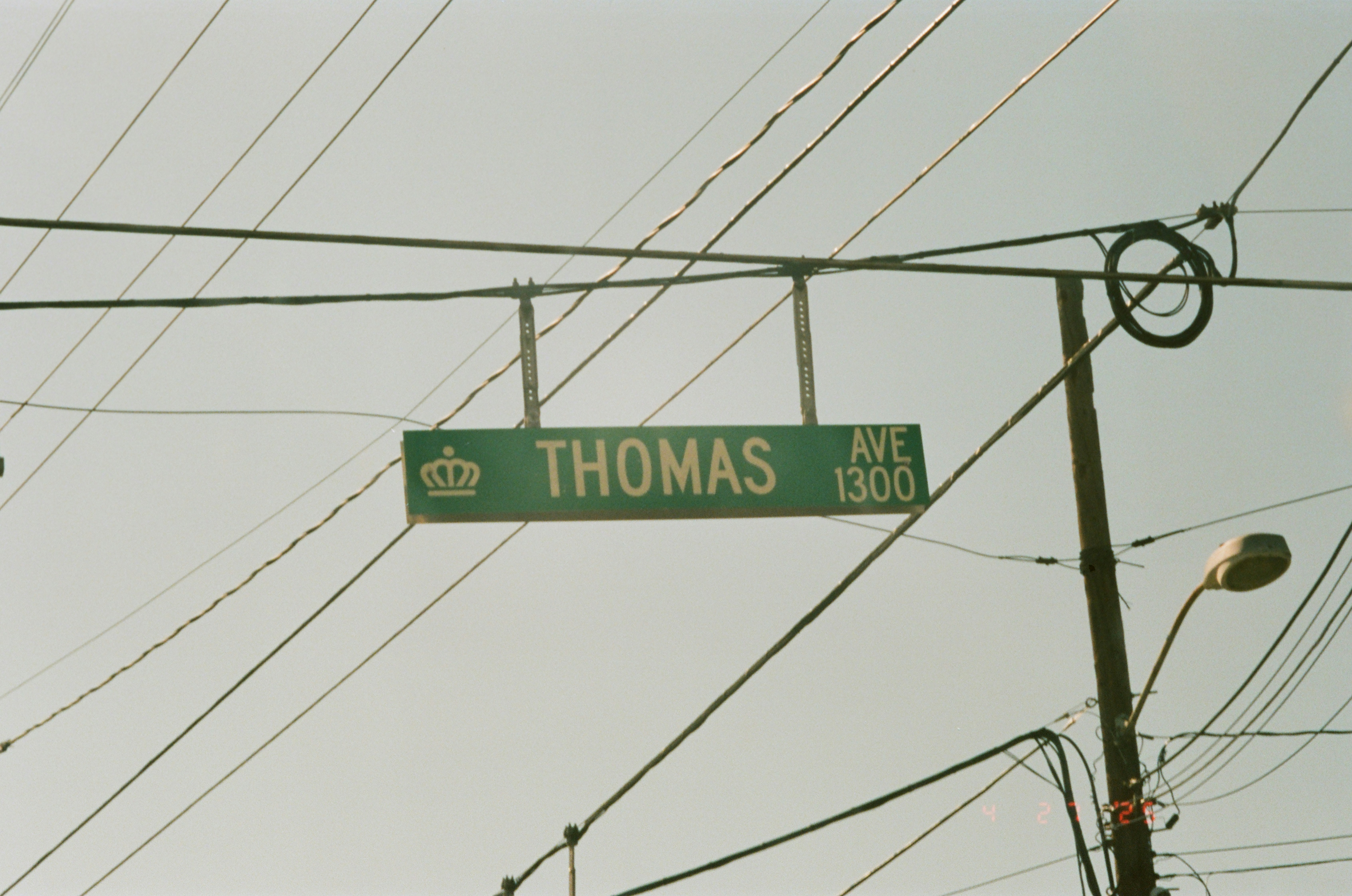 A street sign for thomas avenue is visible. photo – Free Image on Unsplash