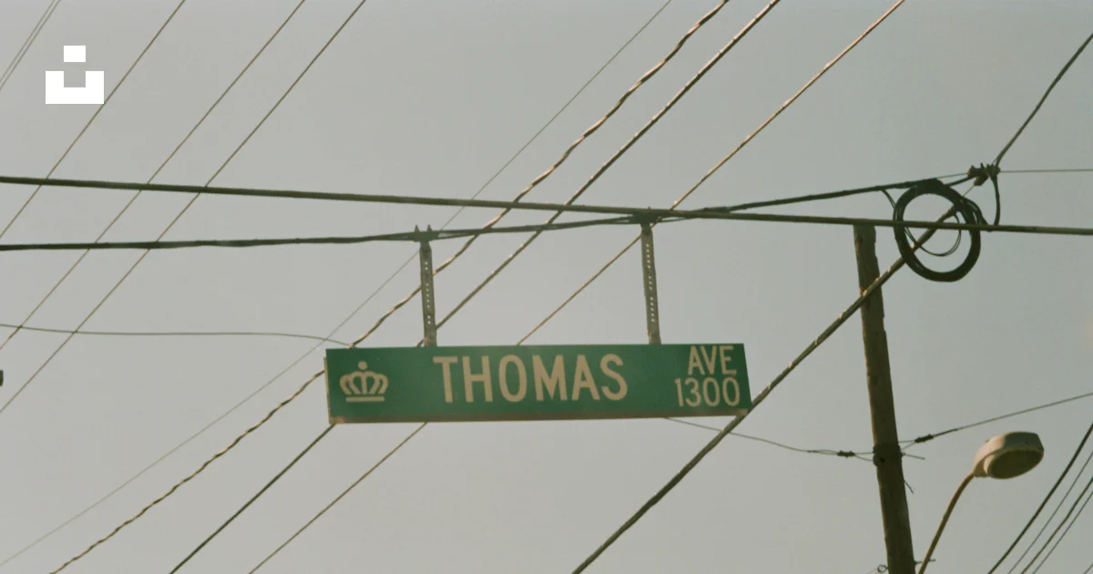 Thomas R Sign A street sign for thomas avenue is visible. photo – Free Image on Unsplash