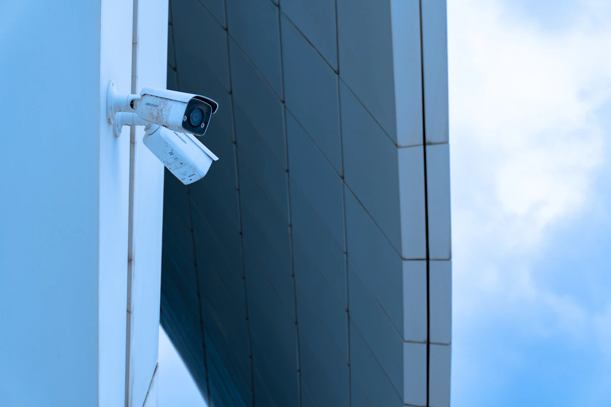Sistema profesional de cámaras CCTV instalado en fachada empresarial