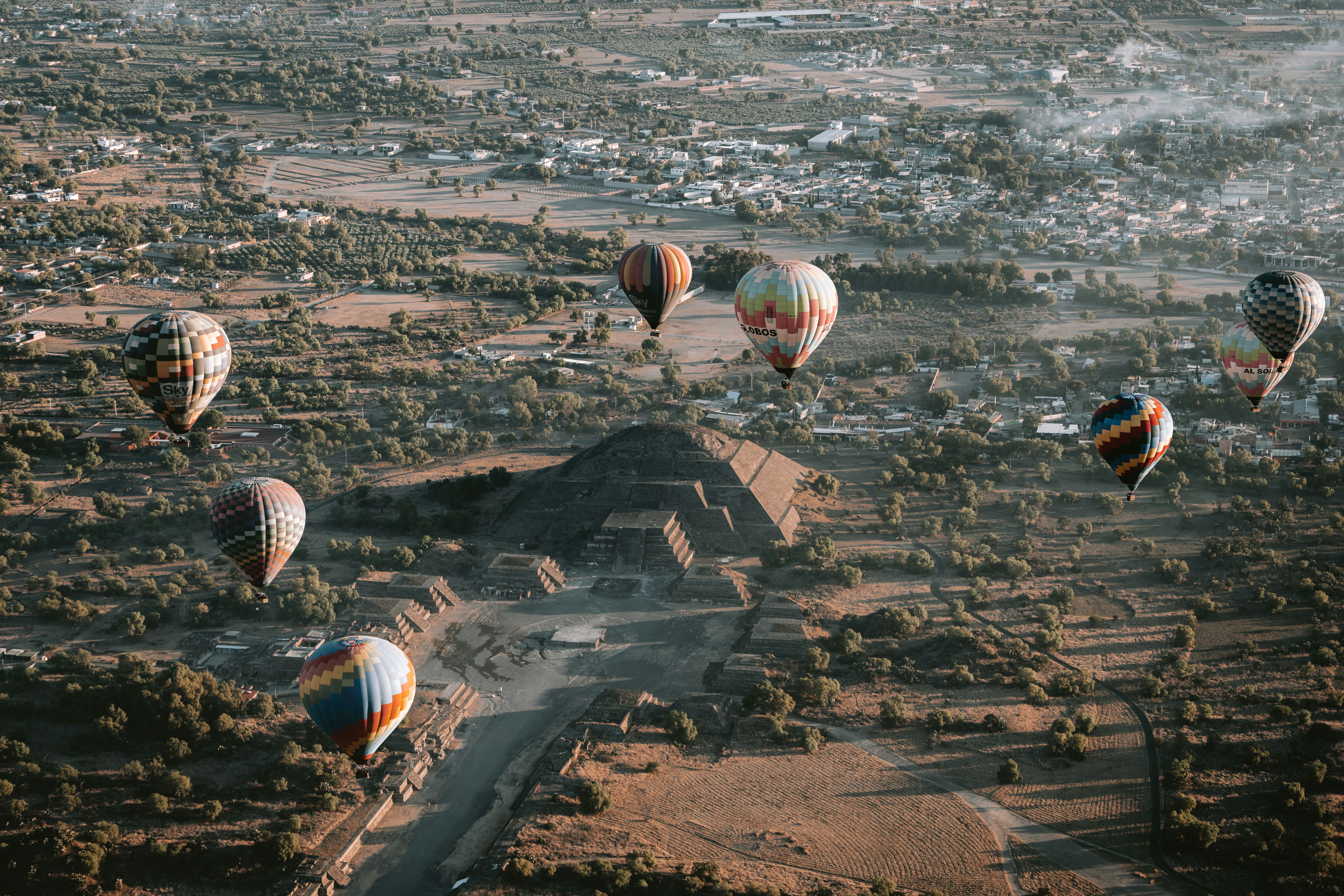 Globos aerostáticos sobre pirámides de Teotihuacán, Estado de México - Zona arqueológica Patrimonio UNESCO