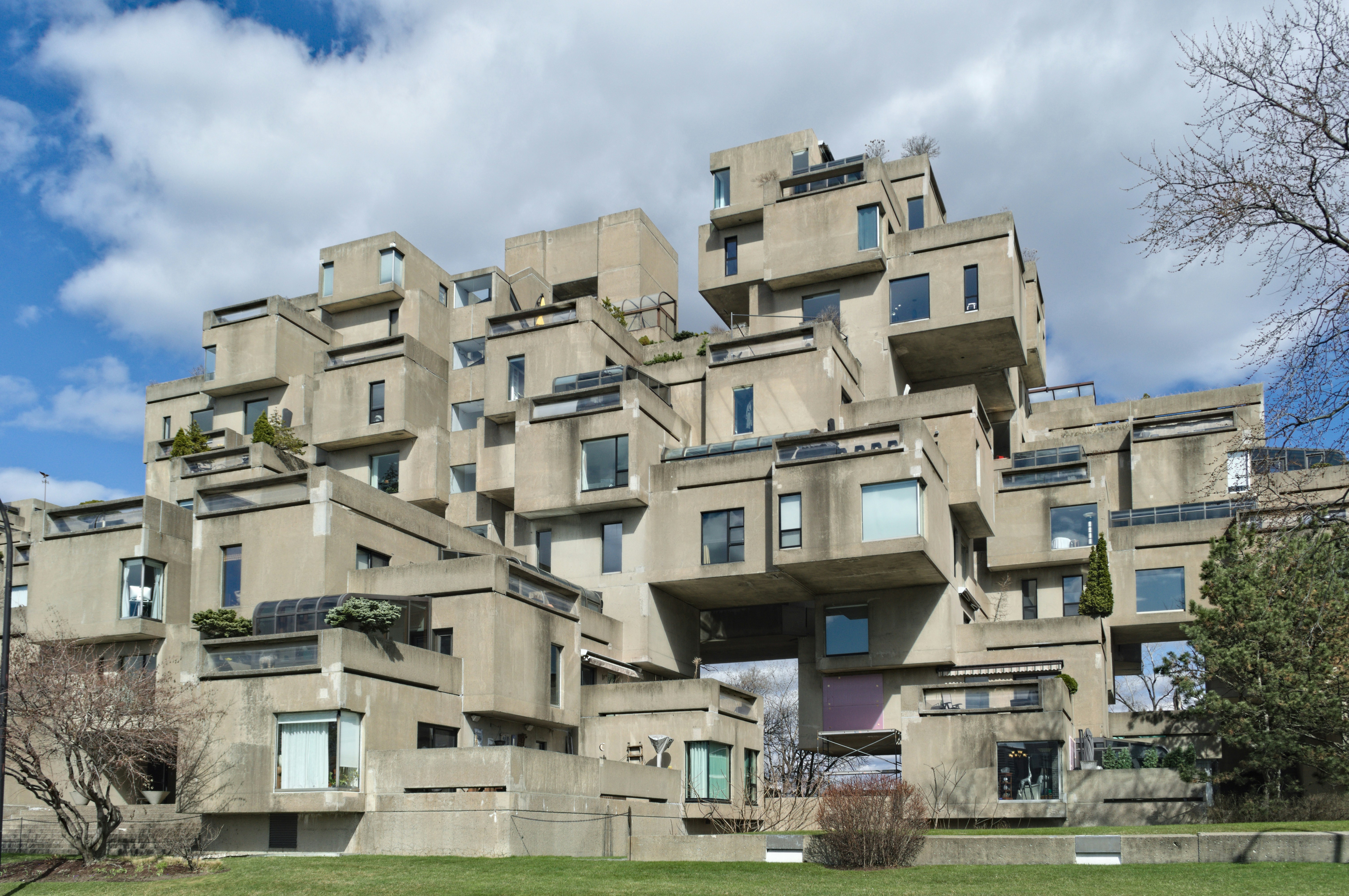 On y voit un bâtiment résidentiel en béton inhabituel