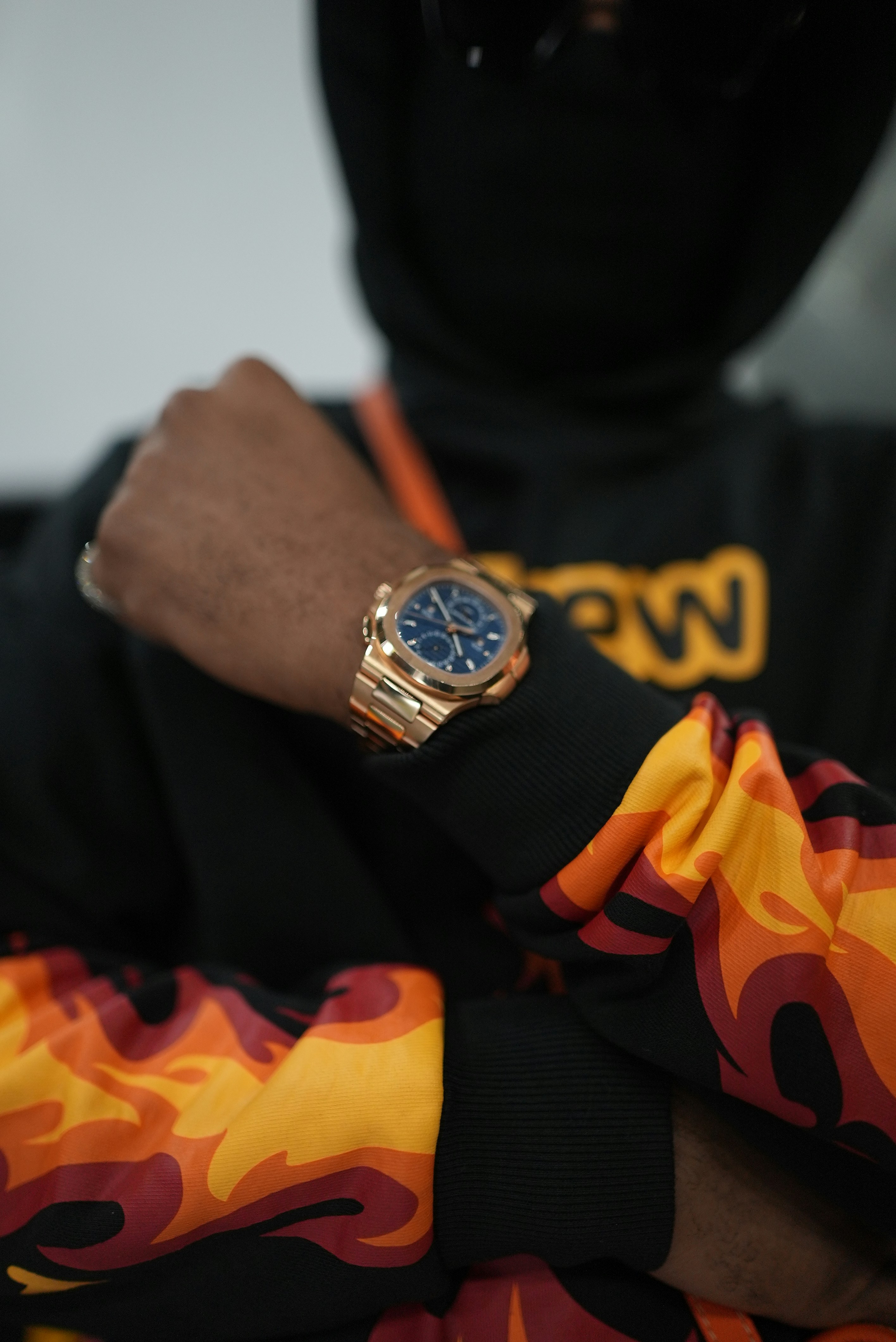 Une personne montre sa montre de luxe.