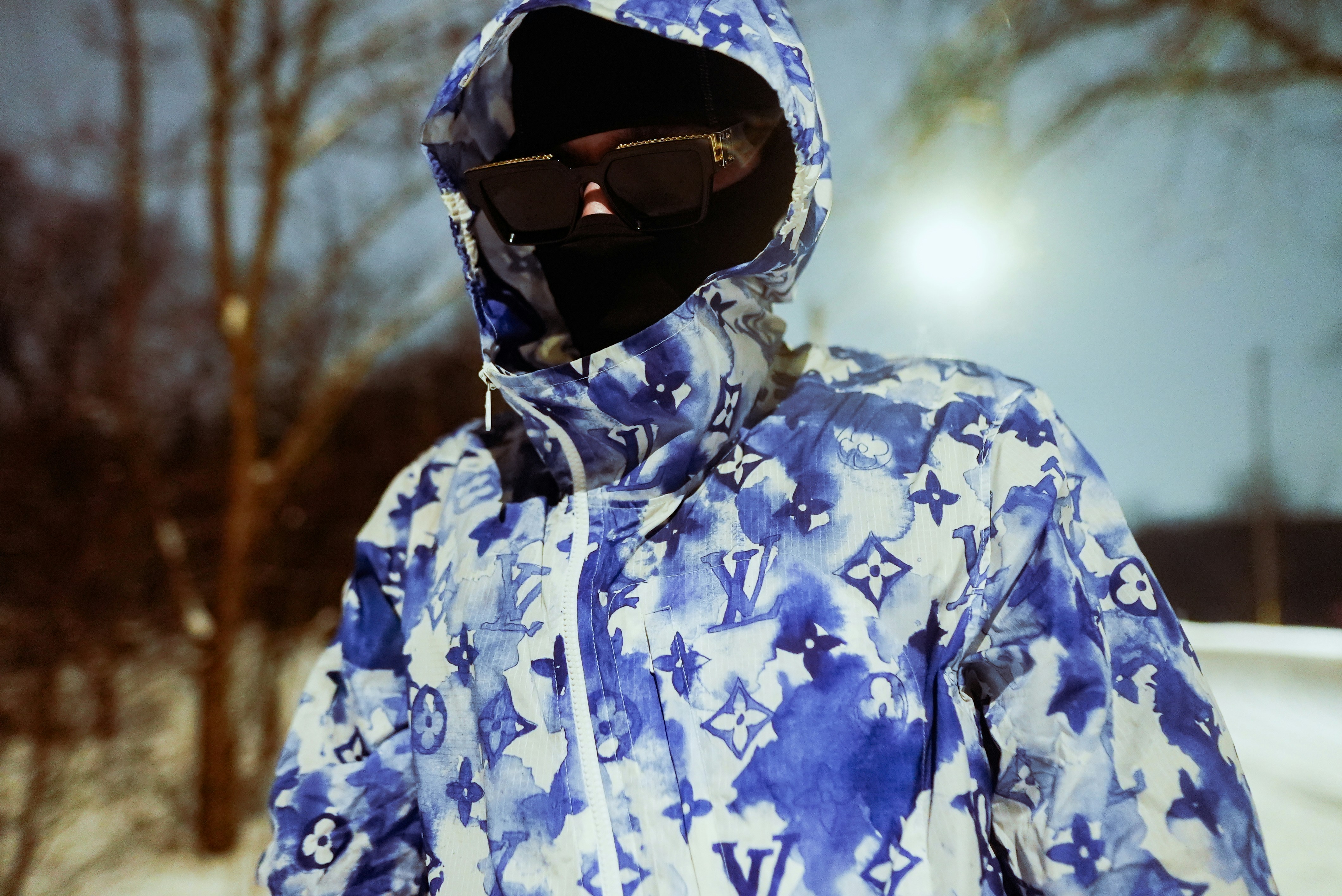 Personne dans une veste à motifs bleu et blanc.