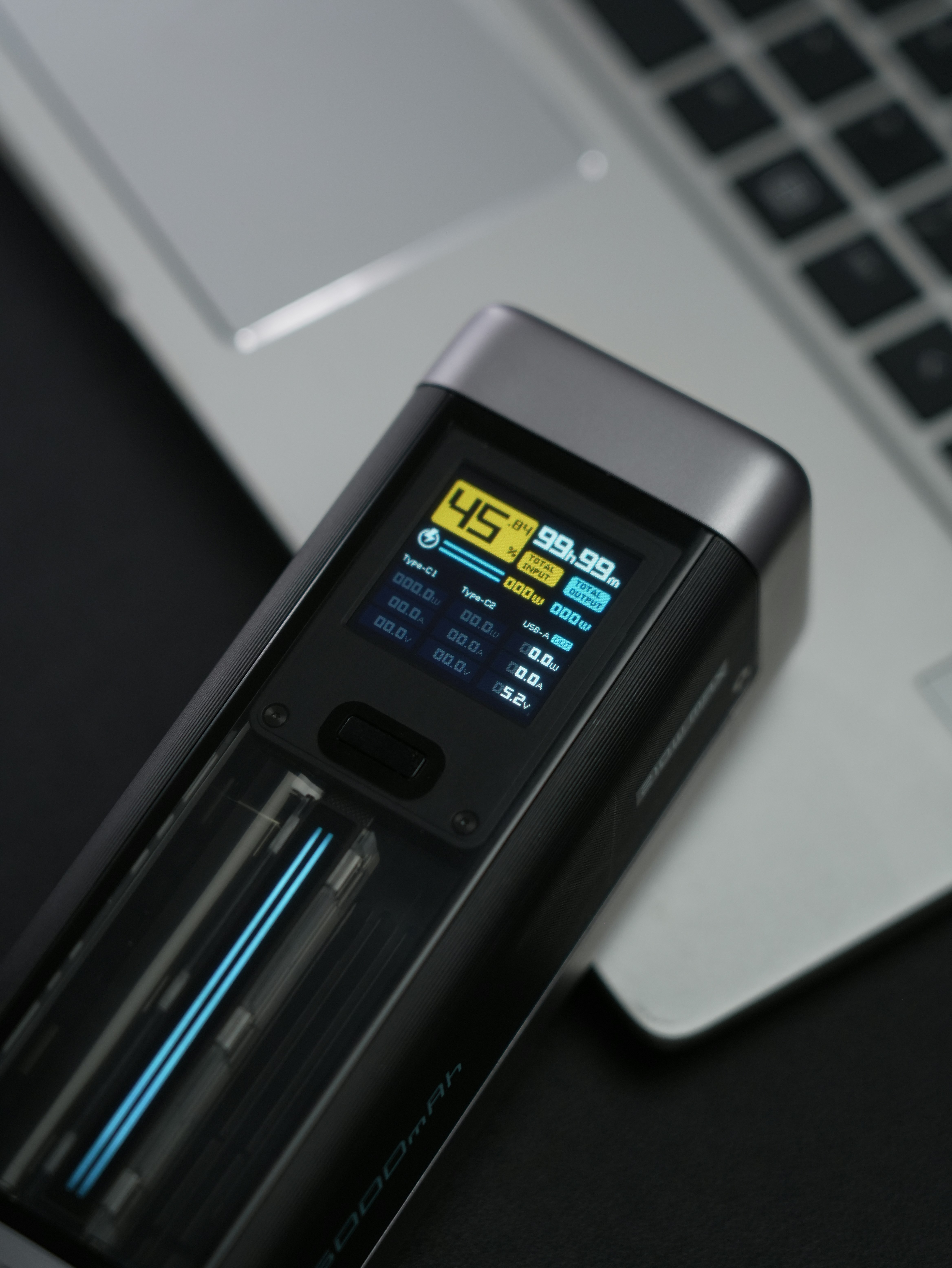 A battery charger displays its status on a screen.