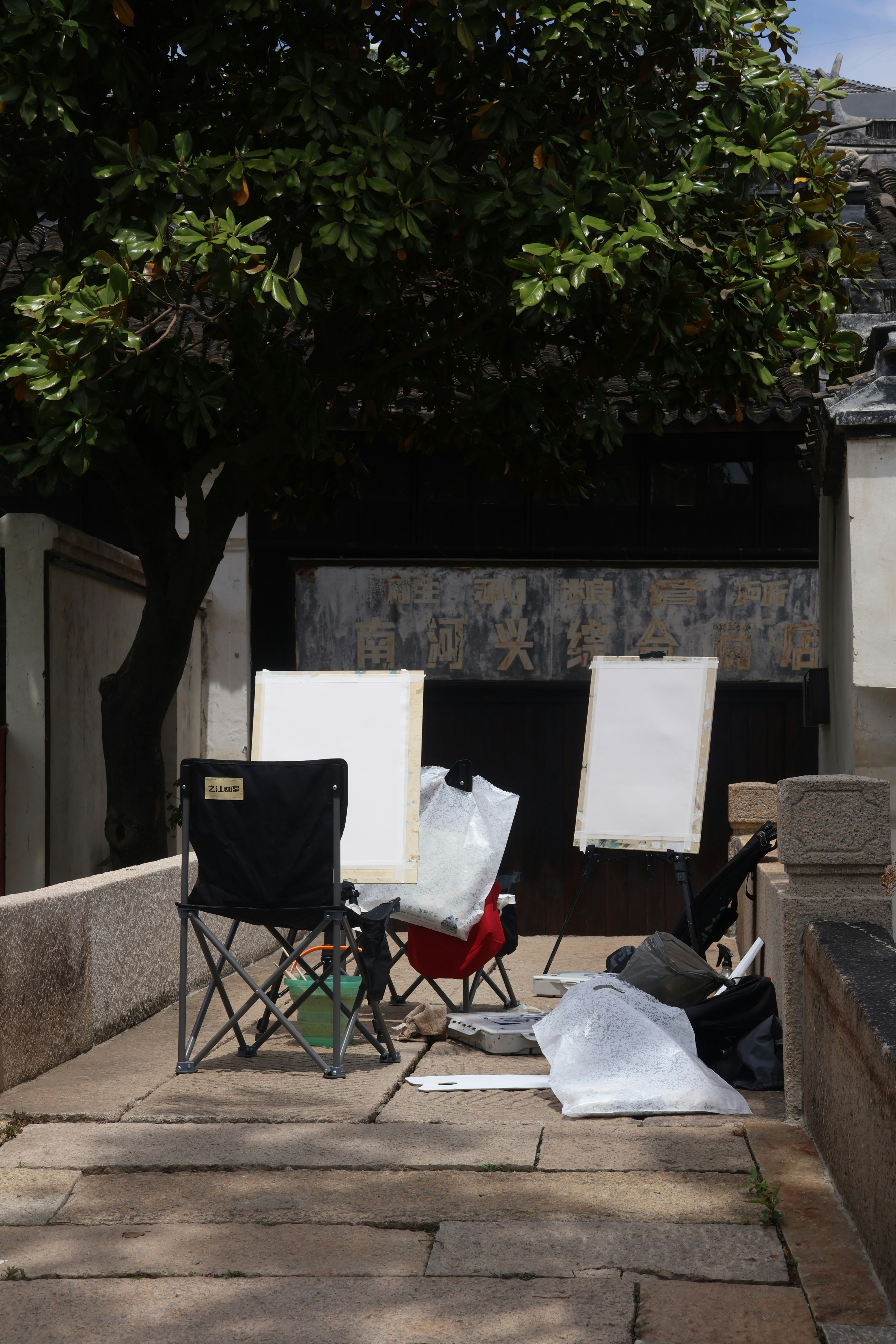Künstlerbedarf und Leinwände befinden sich im Freien.