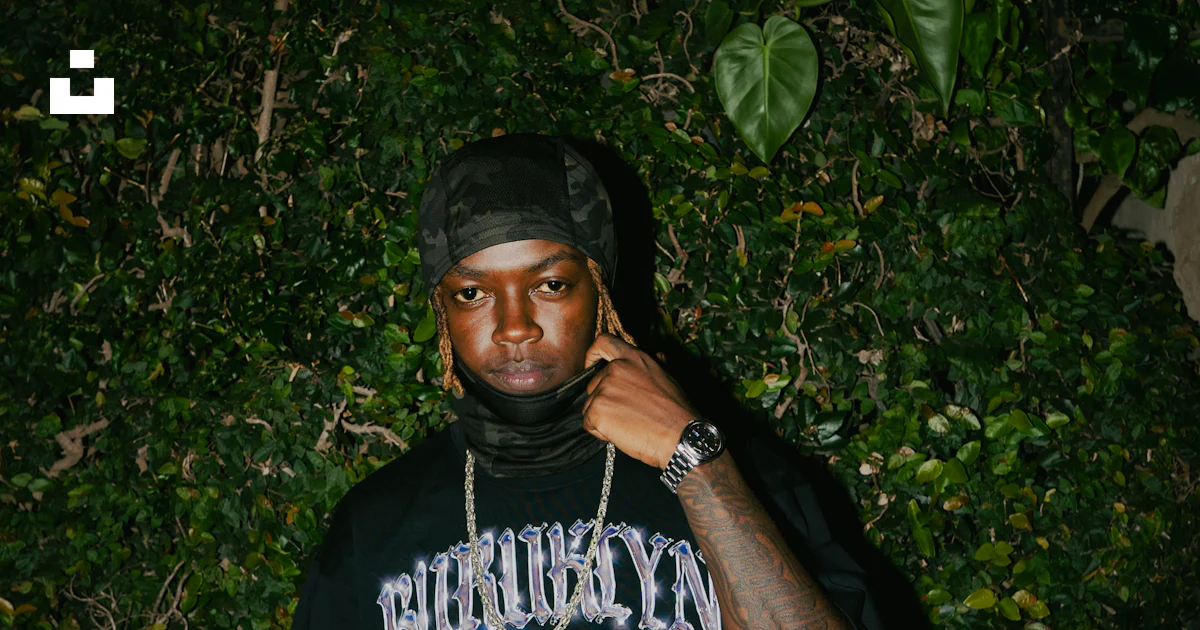 Guys Wearing Rag A man wearing a shirt and a do-rag. photo – Free Brands Image on Unsplash