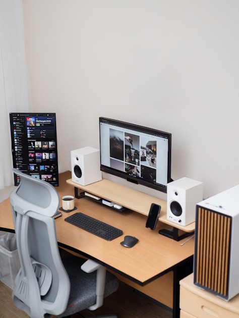 Meja kerja dengan dua monitor untuk mengelola beberapa sesi AI coding agent secara paralel