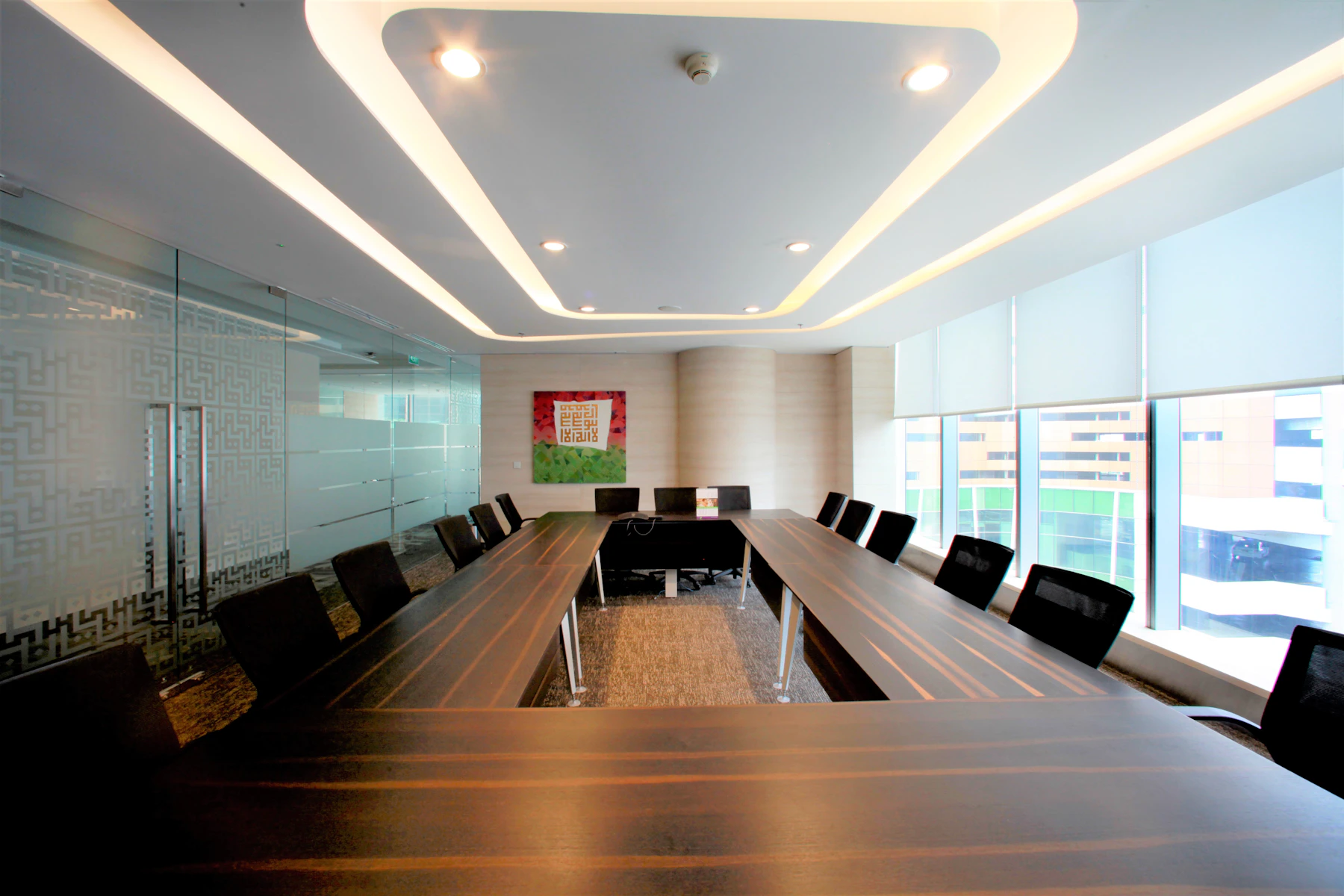Sala de reunião corporativa contemporânea