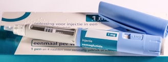Insulin pen and its packaging are shown.