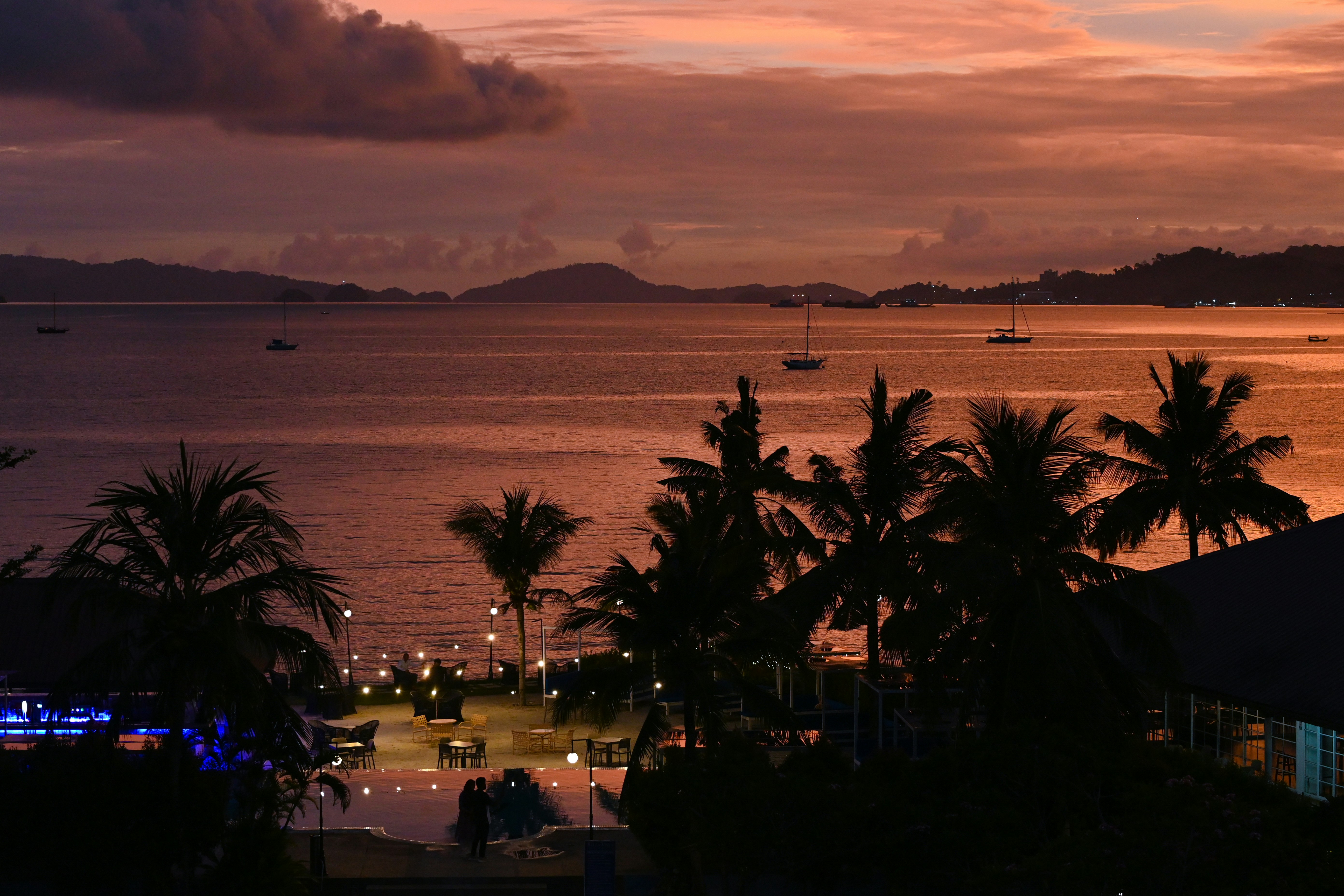 Le coucher de soleil peint un littoral tropical aux teintes vibrantes.