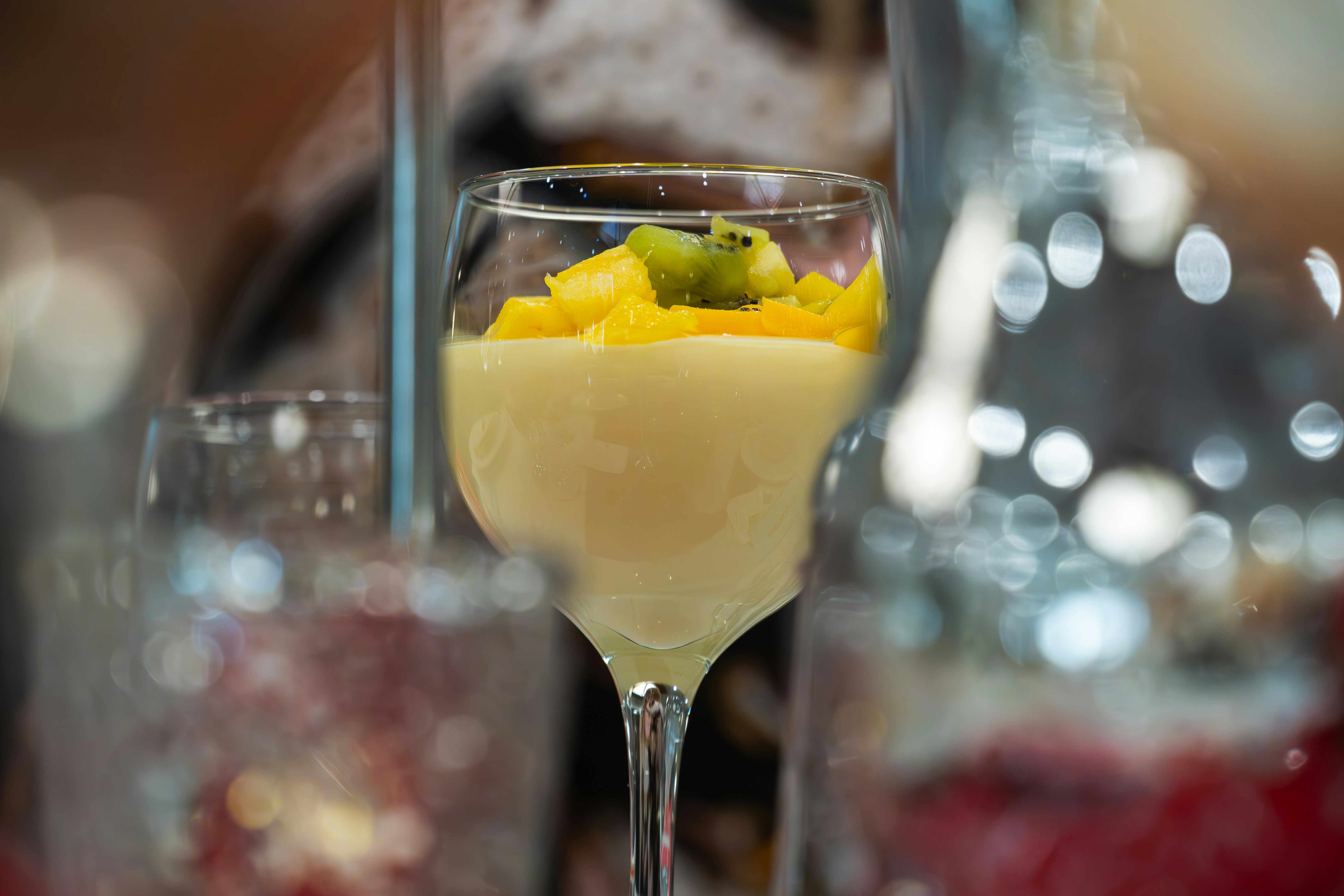 フルーツとクリームが入ったデザートグラスが映し出されています。