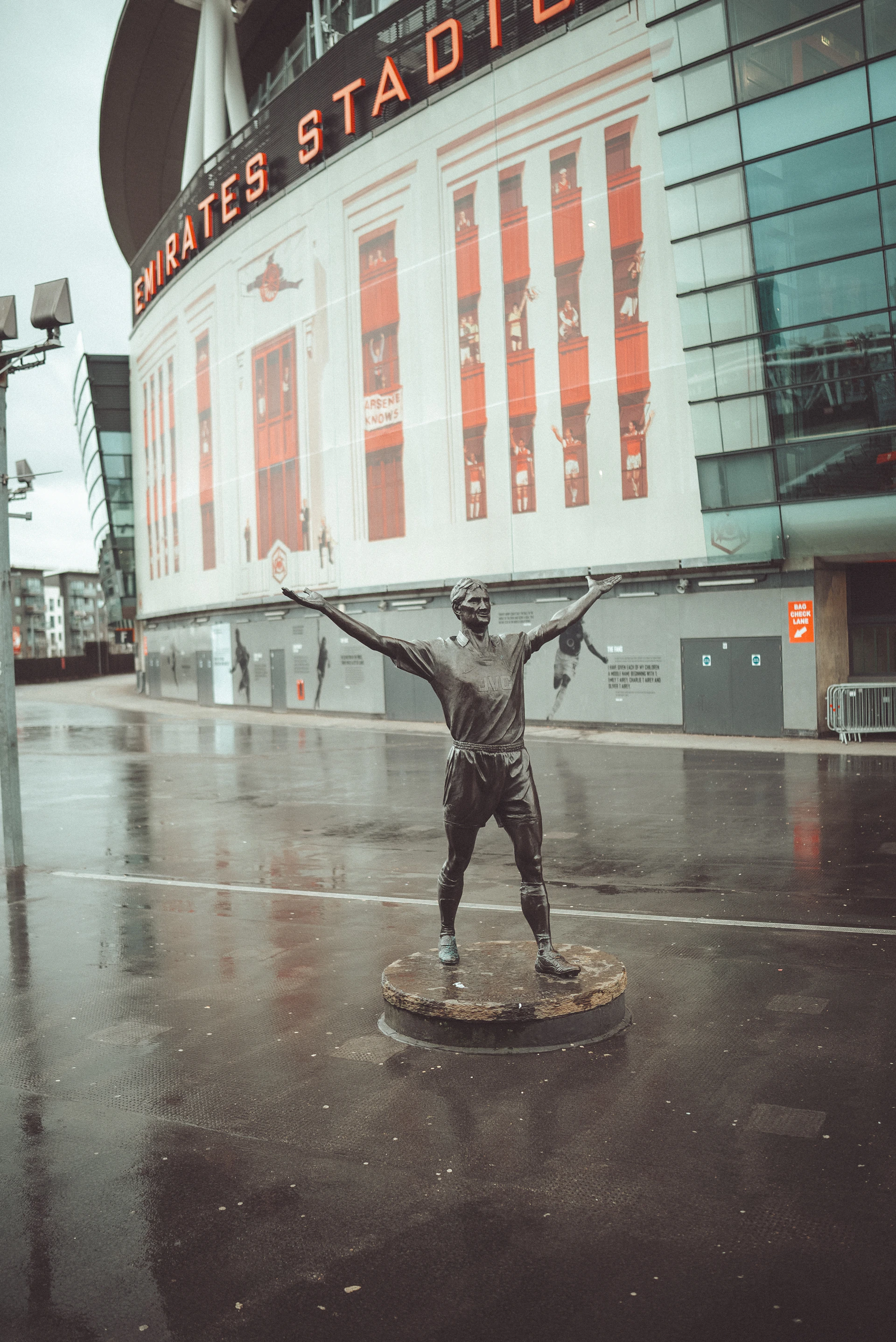 A statue stands proudly outside emirates stadium.