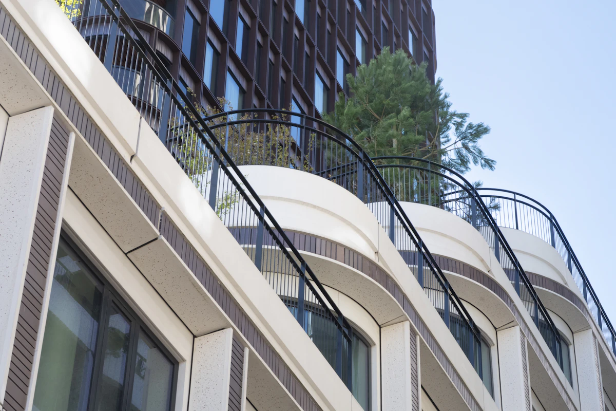 Appartementenbalkon met groene planten
