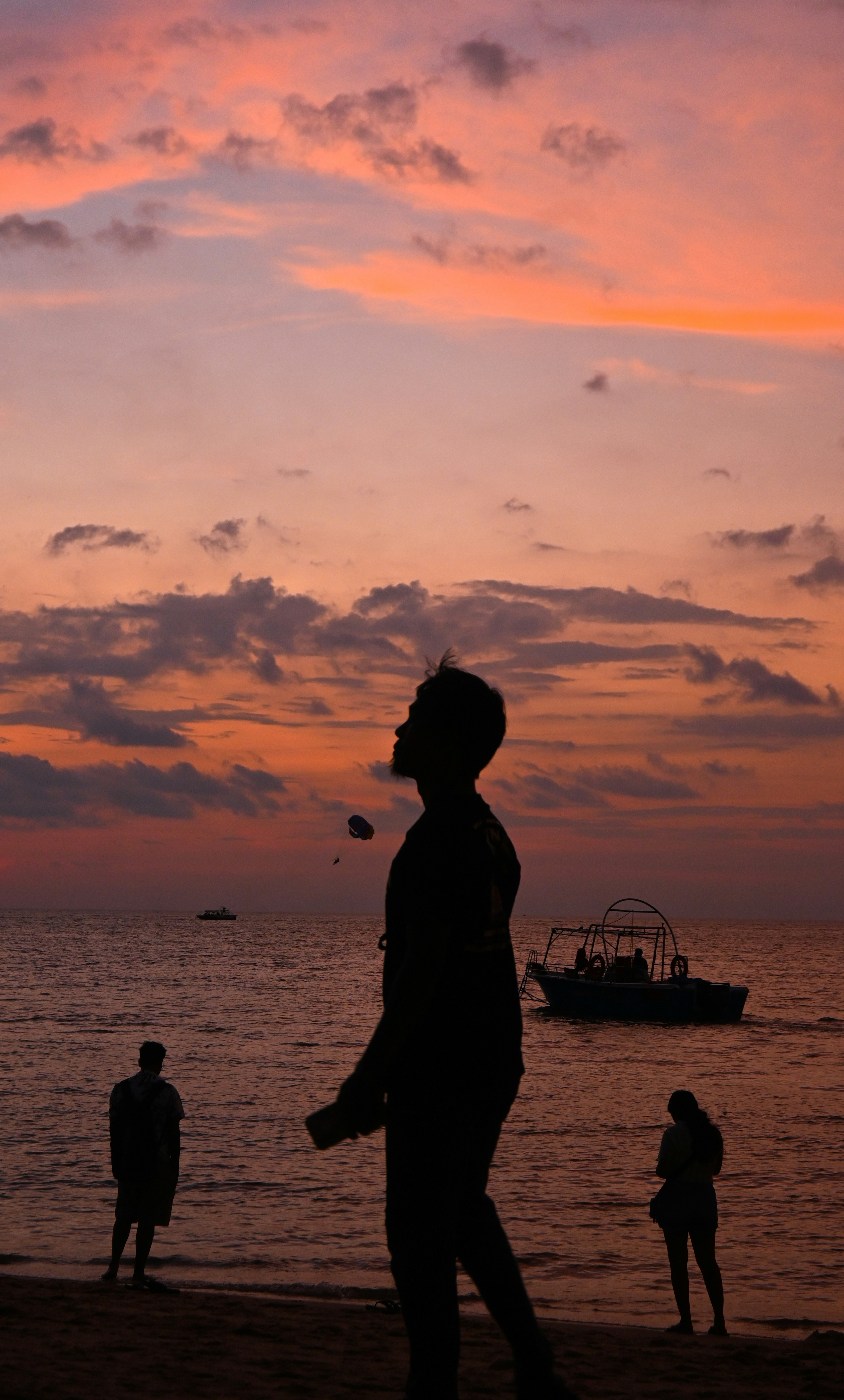 Les gens profitent du coucher de soleil sur la plage.