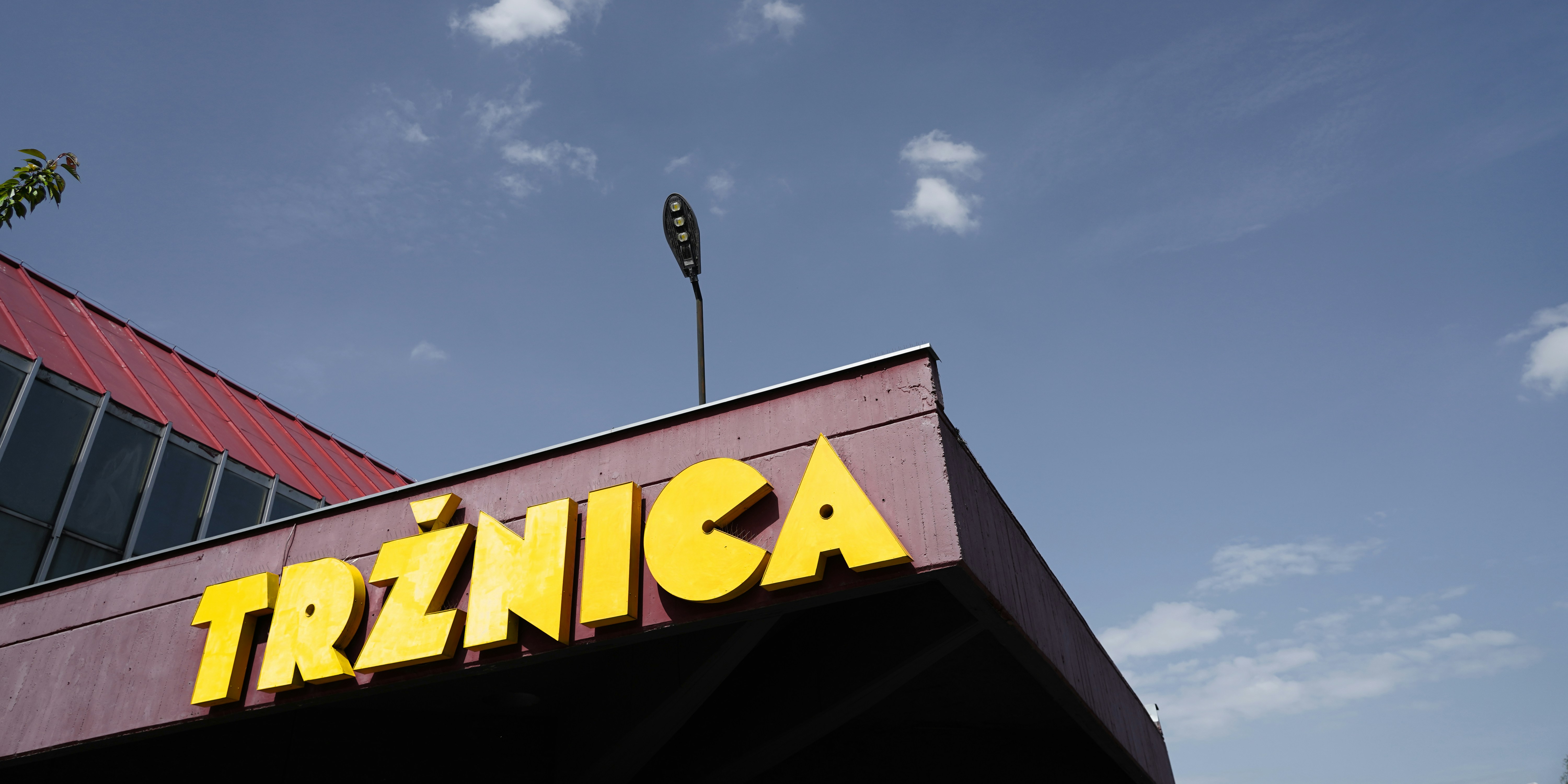 Kata "tržnica" ada di tanda bangunan.