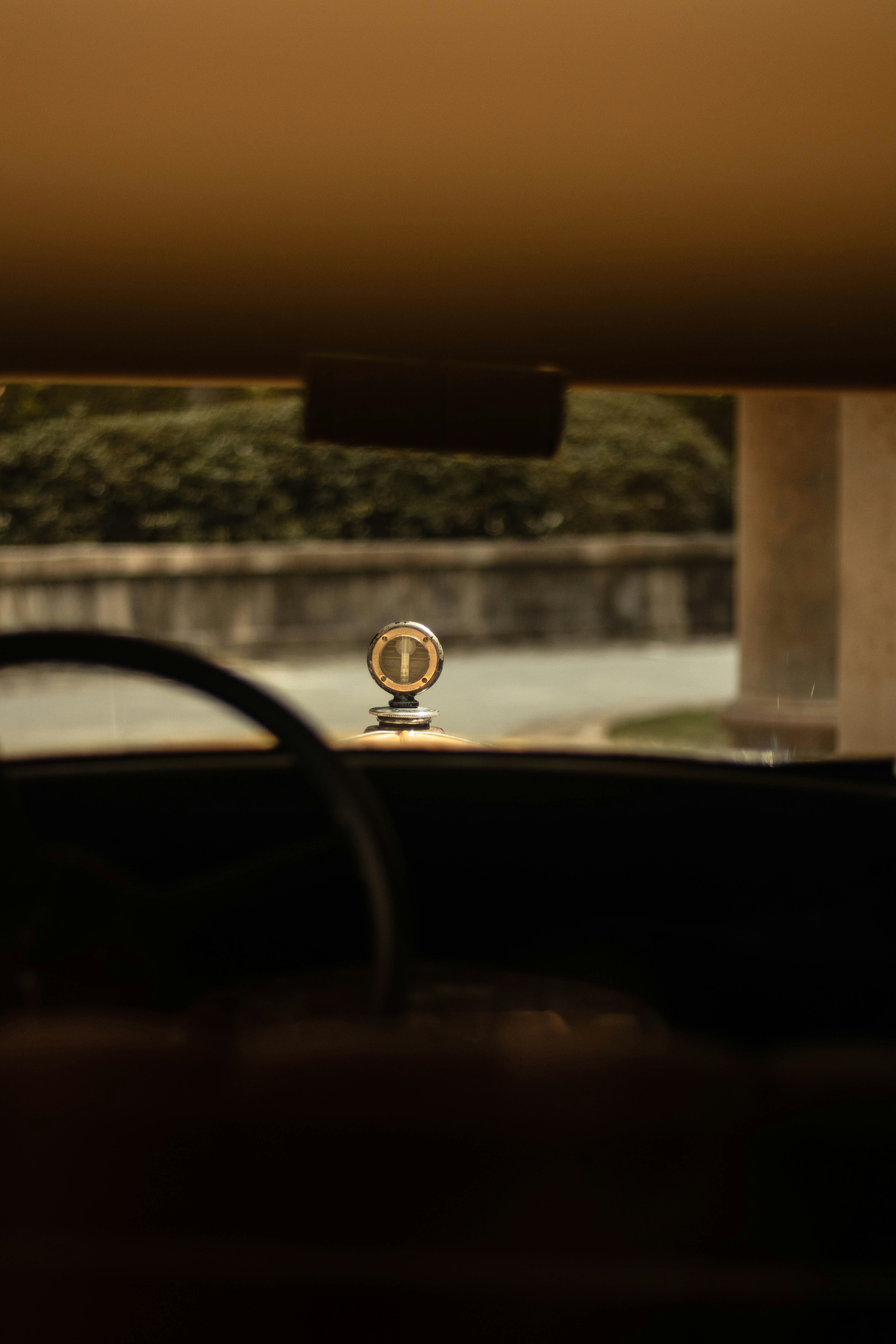 古い車内で、幌の飾りを眺めています。